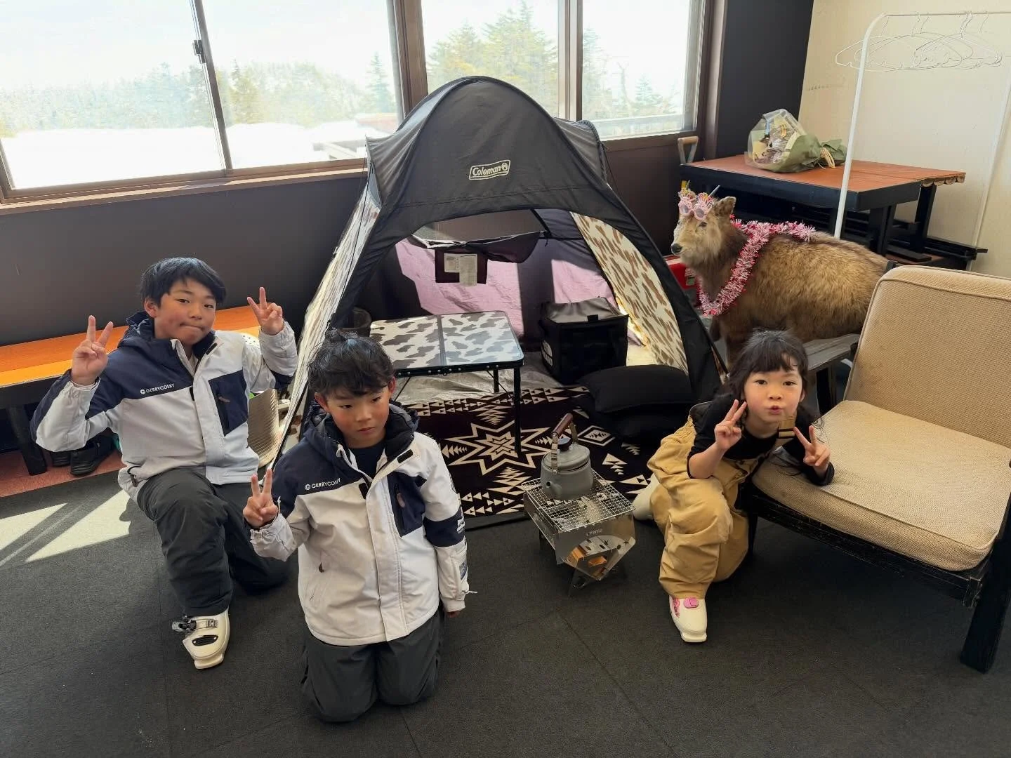 ☕️志賀高原・横手山の山頂にある「クランペットカフェ」
@crumpet_cafe2307 

標高2307m、日本でも屈指の高さにある特別なカフェ😍
窓の外に広がるのは、
雲海や山々の絶景で、まるで空の上にいるような感覚に。

今回は軽く休憩で立ち寄り、
景色とゆったりした時間を楽しみました。 

あたたかい飲み物を片手に過ごす山頂のひとときは、
それだけで十分に贅沢です🌱

志賀高原にお越しの際は、
ぜひ立ち寄ってみてください🏔

ニニニニニニニニニニニニニニニニニニニニ
@sachi