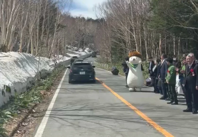 🚗本日、志賀高原と草津を結ぶ 
志賀草津高原ルート（国道292号）が開通しました✨

さっそく様子を見に行ってきましたが、 
今年も見事な「雪の回廊」が広がっていて圧巻でした⛄️ 
例年と比べると、今年は雪が少なめな印象です。

標高約2,000mを超える絶景ドライブは、 
この時期ならではの特別な体験です🚗

ただし現在、草津白根山の火山規制の影響により、 
一部区間で通行規制が行われています。 
お出かけの際は、最新の道路情報をご確認ください。

春の志賀高原、今だけの景色をぜひお楽しみ