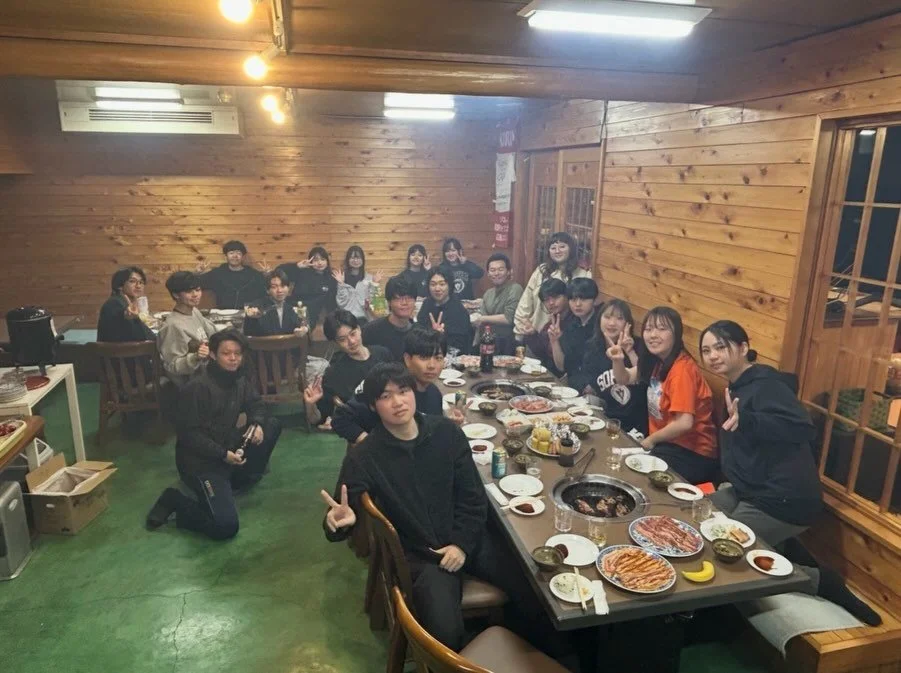 春の志賀高原で、ちょっと特別な夜を🍖

幸の湯の【室内BBQプラン】は、
天候に左右されず館内でゆったりと焼きながら味わう
あったかBBQ‼️

地元の旬の食材を囲んで、仲間と語らうひととき。 
食後はそのままラウンジで、ゆるやかな交流も。 

グループ旅行や合宿にぴったりの、プランです。 
志賀高原の自然と一緒に、
心に残る夜を過ごしませんか？ 

ご予約はプロフィールのリンクから🔗
LINE公式アカウントでもお気軽にどうぞ。
@sachinoyu

#shigakogen
#志賀高原
#