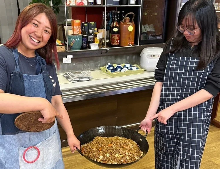 志賀高原・幸の湯のBBQ🔥 
この日はたっぷりBBQを楽しんだあとに&hellip;
締めはやっぱりこれ🤤

親方のSpecial焼きそば‼️ 
お腹いっぱいのはずなのに、
不思議と食べられてしまうこの美味しさ。 

香ばしい香りとコクのある味付けで、
最後まで大満足✨

「お客様に喜んでもらいたい」
そんな親方の想いがぎゅっと詰まった一皿👍

ご予約はプロフィールのリンクから🔗
LINE公式アカウントでもお気軽にどうぞ。
@sachinoyu 

自然の中で、心もお腹も満たされる時間を