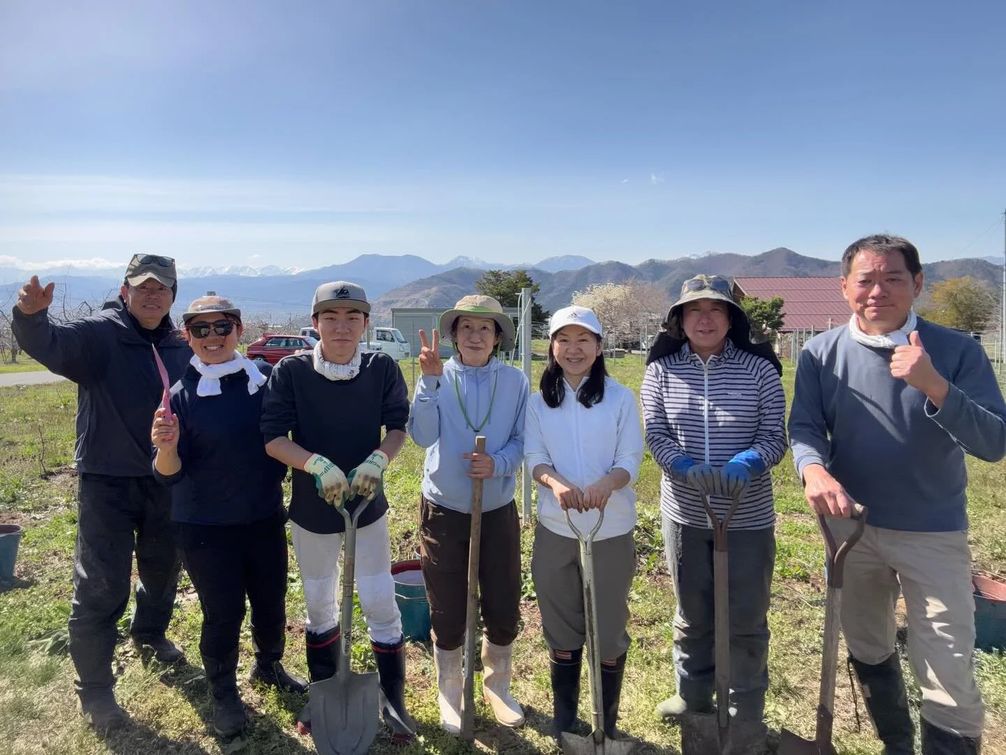 🍷地元でワインを造っている方のもとへ、
ブドウの苗植えのお手伝いに🍇 

ひとつひとつ丁寧に植えながら、
これからの成長に思いを込めました。

そして訪れた高山村。 
冷涼な気候と水はけの良い砂礫質土壌が育む、
上質なシャルドネ（白ワイン）が特に有名な土地です☺️

畑の空気や人の温かさ、
そしてワインの奥深さに触れた一日。 
あの小さな苗も、
いつかこの土地の恵みをたっぷり受けて実りますように🌿

大きくなーれ‼️

ご予約はプロフィールのリンクから🔗

LINE公式アカウントでもお気