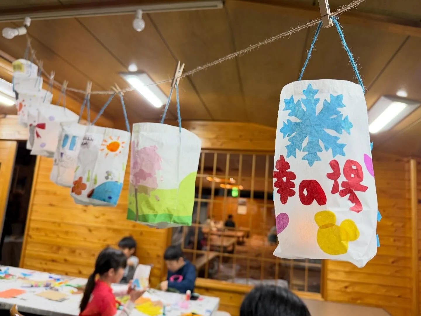 先日キッズキャンプのプログラムのひとつとして、
アーティスト・おくまゆみさんによる
紙ランタン作りの
ワークショップが開催しました🕯️✨
@mayumioku.art.illust 

思い思いに紙を切ったり貼ったりしながら、
世界にひとつだけのランタンづくり。 
子どもたちの自由でのびやかな発想に、
見ている大人たちも思わず笑顔になるひとときでした☺️🤍

完成したランタンに灯りをともすと、
やさしい光が広がり、
夜がより特別な時間に✨

ご参加いただいた皆さま、
そしておくまゆみさん、
