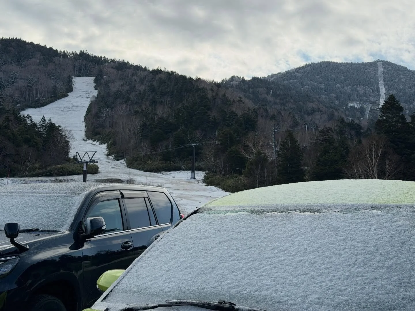 ❄️今朝の志賀高原・横手山スキー場は、うっすら雪景色✨
車のフロントガラスにも雪がつき、
早朝から駐車場は賑わっています🚗✨ 

ゴールデンウィークもまだまだ滑れます！ 
スキー・スノーボード好きが集まる
この時期ならではの光景です⛷️🏂 

【道路情報】 
本日5月2日 午前5:30より、
路面の積雪・凍結により以下区間が通行止めとなっています。 
・志賀高原 陽坂ゲート〜渋峠 
・万座三叉路〜万座温泉 
※万座三叉路〜草津天狗山ゲート間は、
火山活動の影響により引き続き通行止め 
➡️ 