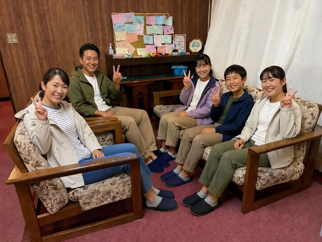 🪑時をつなぐ、ロビーの椅子✨

志賀高原の歴史を見守ってきたホテルの
メインダイニング前で使われていた椅子を、
ご縁があり志賀高原 幸の湯のラウンジ前のエリアに
迎えることになりました。

きっとこれまで、
大切な人との食事を待つ時間や、
旅の思い出話、
スキー帰りのひと休みなど、
たくさんの時間を見守ってきた椅子なのだと思います😌

新品ではないからこそある、
木の艶や、小さな傷、やわらかな座り心地。

誰かの旅の記憶が、
静かに刻まれている気がします。

幸の湯も少しずつ、
時を重ねる宿