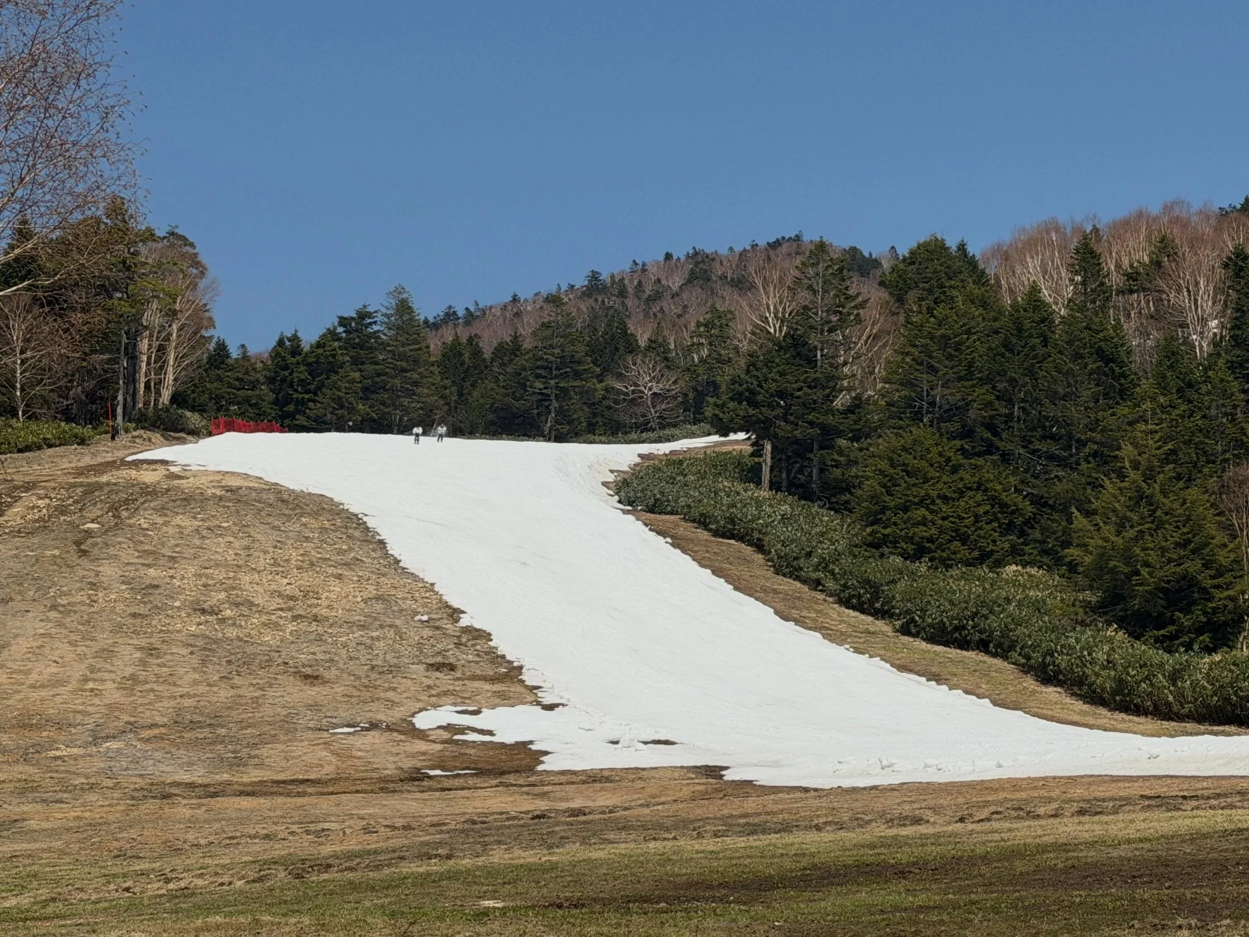 🏔️2025-2026 Winter Season
📍横手山・渋峠スキー場
@yokoteyama2307 
2025年11月20日 〜 2026年5月17日
本日、今シーズンの営業が終了しました。

最終日には豚汁の振る舞いも行われ、
最後の最後まであたたかい雰囲気に包まれていました☺️

雪を守り続けてくださったスキー場スタッフの皆さま、
地域を支えてくださったホテル・飲食店・関係者の皆さま、
そして志賀高原へ足を運んでくださった皆さま。

皆さまのおかげで、
今年も素晴らしいウィンター