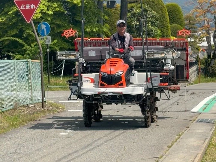 🍚幸の湯のお米ができるまで 〜田植えの日〜🌾

いよいよ田植え本番🚜🌱

田植機を田んぼまで運び、
田んぼの状態に合わせて
植え付けの深さや株の間隔、
植えるスピードなどを細かく調整していきます。

大きな田植機が、ゆっくり田んぼへ入っていく瞬間。
ぬかるんだ田んぼに機械が入る時は、
見ているこちらも少しドキドキ😳‼️

田植機を使うことで、
広い田んぼでも美しく整然と植えることができ、
限られた期間の中で丁寧に作業を進める事ができます😌

美味しいお米が食べれる幸の湯への
ご予約は