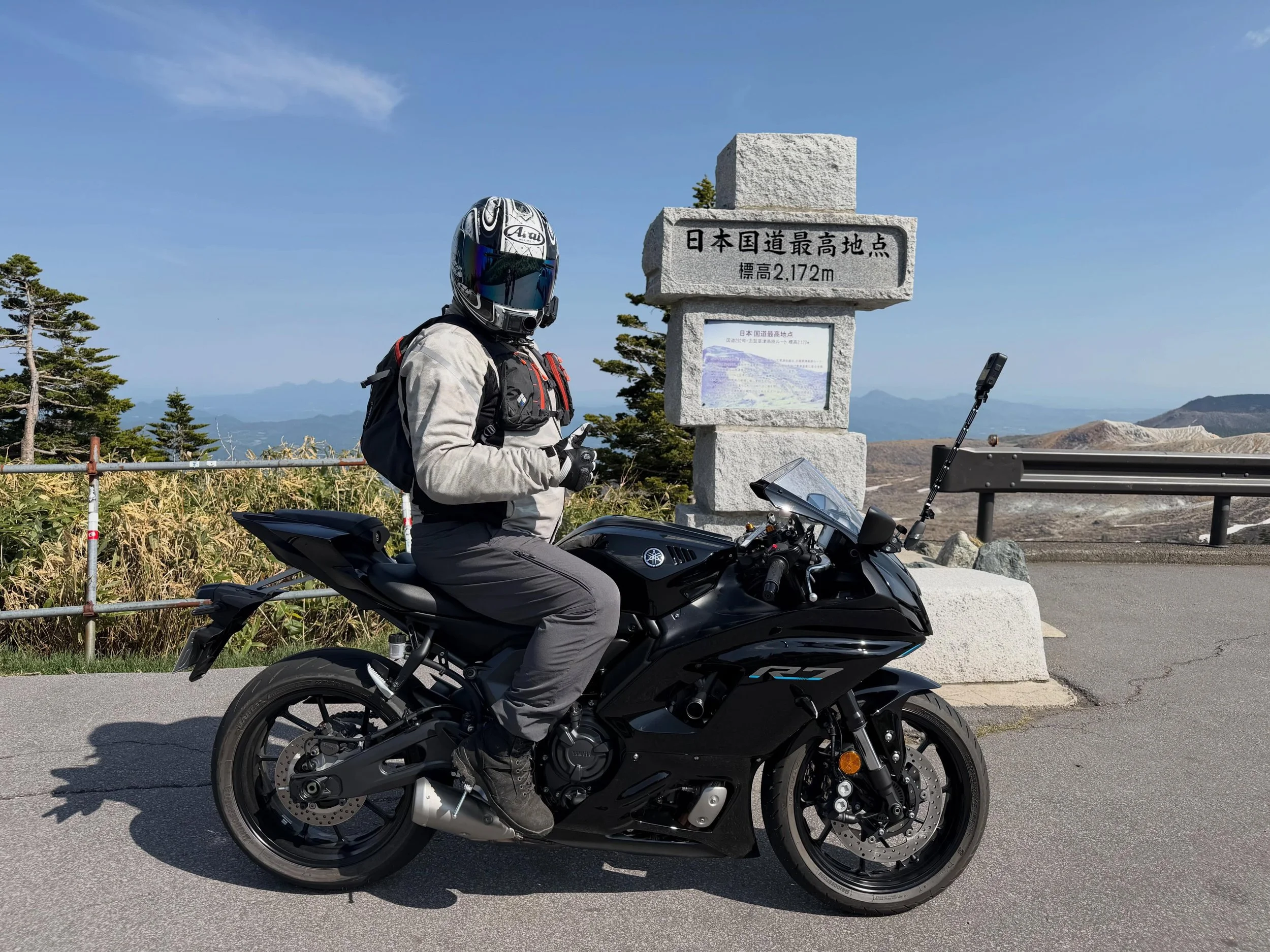 🏍️日本国道最高地点へ。

愛車と並べる、標高2,172mで記念写真‼️

志賀草津高原ルートを走ったライダーなら、
一度は撮りたい場所。

それが、「日本国道最高地点」。

空に近い景色。
山を越えてきた達成感。
そして、愛車と並べる一枚。

ここで撮る写真は、旅の証になる✨

幸の湯の親方も実はバイク好きなんです‼️
「今日はどこ走ってきたの？」
バイクで来たお客様とは、そんな会話が自然とはじまります。

ライダー同士で語る夜も、
ツーリングの楽しみのひとつですね。

志賀高原幸の湯から国
