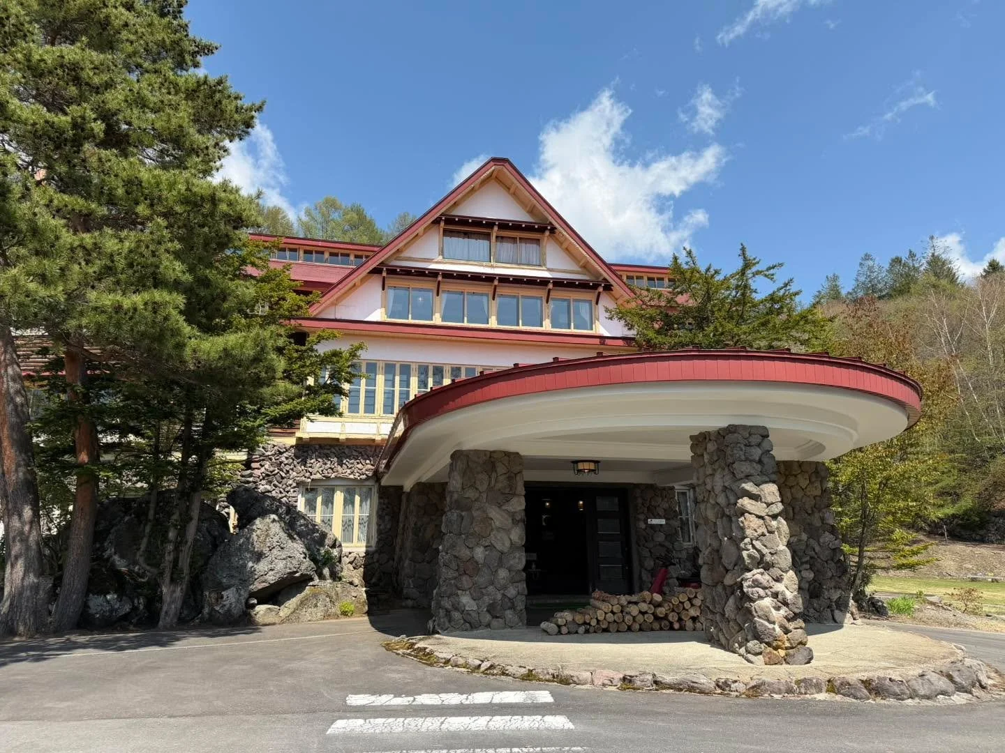 志賀高原歴史記念館 1階 
昭和初期の空気が今も残る空間。

館内に入るとまず目に飛び込んでくるのは、
重厚感ある大きな石造りの暖炉。

木のぬくもりに包まれたロビーには、
当時使われていたアンティーク家具や
スキー文化の歴史を感じる展示が並びます。

ステンドグラスから差し込む柔らかな光、
静かに流れるクラシックホテルの時間。

まるで昭和初期の山岳リゾートへ
タイムスリップしたような空間です。

志賀高原の歴史と、
本物のクラシックホテル文化を感じられる特別な場所。

幸の湯にお越しの際は、