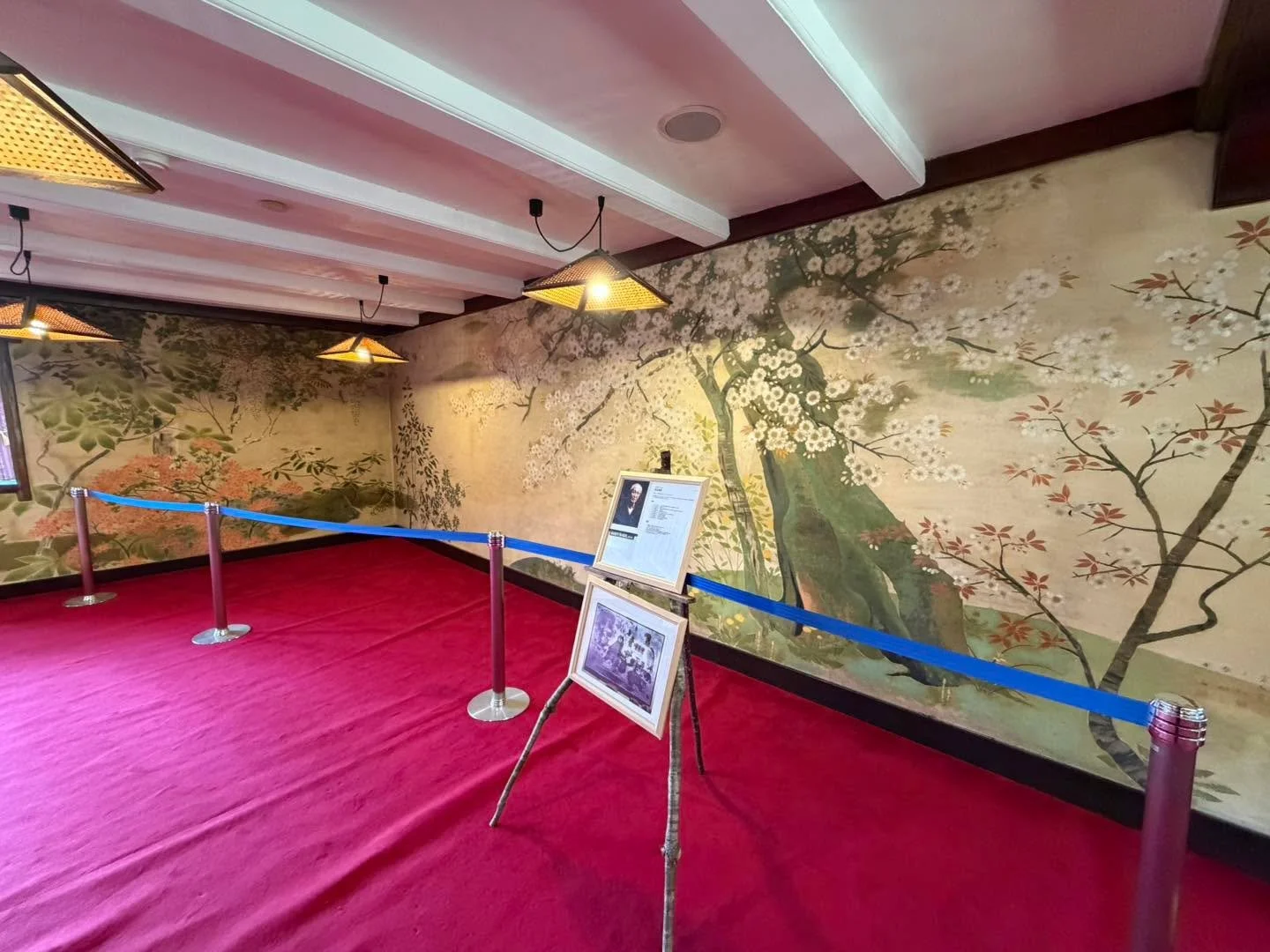 🏔️志賀高原歴史記念館 3階

色鮮やかなステンドグラス、
重厚感あるロッキングチェア、
そして壁一面に描かれた四季の日本画🌿

床に敷かれた赤絨毯は、
なんと国会議事堂と同じものが使われているそう。

壁画は京都ホテルから移された貴重な作品、
窓際の椅子はミズナラを使い、
ドイツ人職工によって作られたものとのこと。

静かな館内に差し込む光、
窓から見える志賀高原の景色、
そしてゆっくり流れる時間。

今のホテルにはない、
昔のリゾート文化や物語を感じられる特別な空間です。

派手ではない