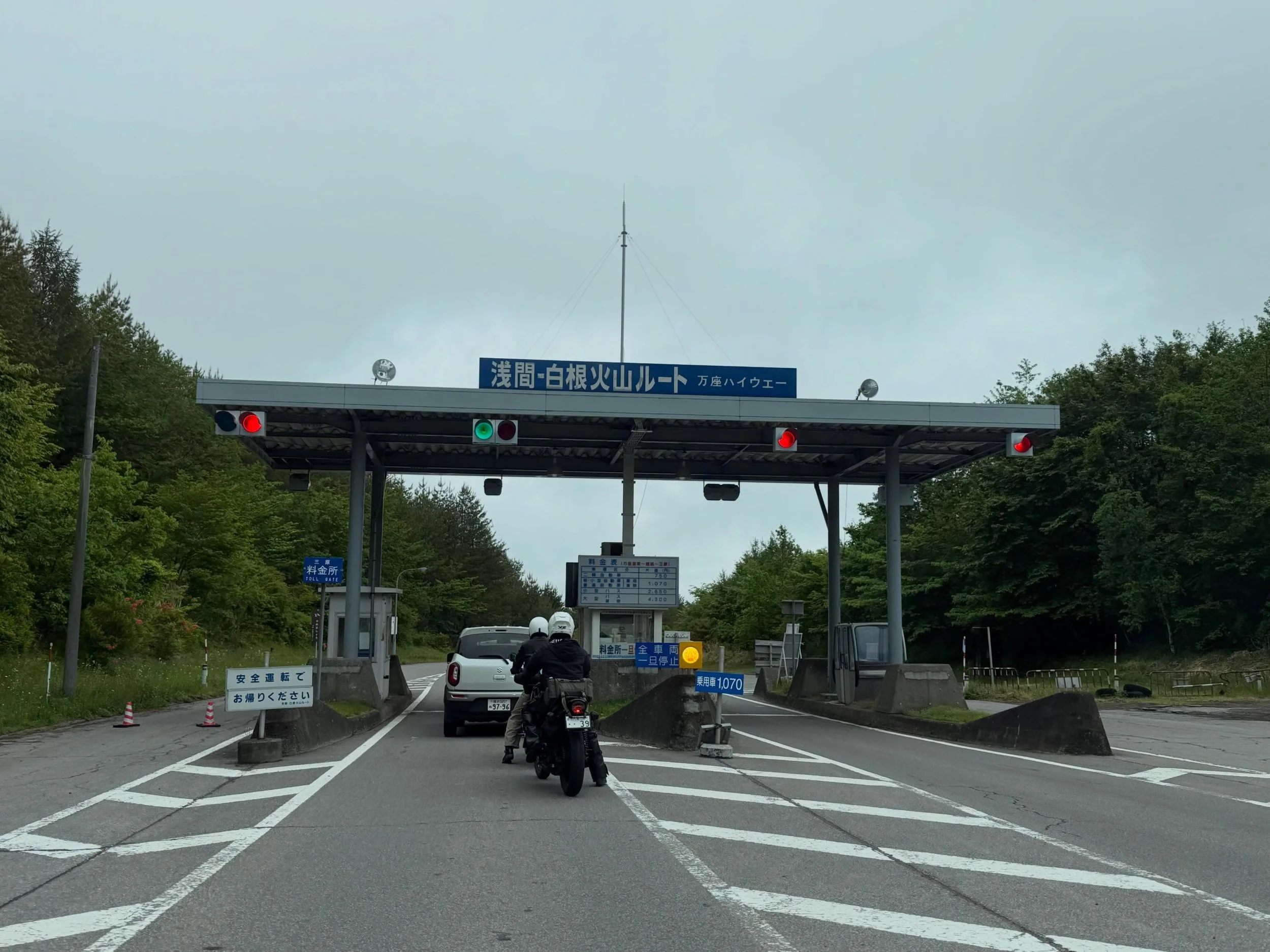 🏔️志賀高原・万座温泉・軽井沢を巡るおすすめドライブコース🚗

志賀高原を楽しんだ後は、
日本国道最高地点の渋峠を越え、万座温泉を経由して軽井沢へ✨

標高2,000m級の山々が広がる志賀高原、
硫黄の香り漂う万座温泉、
そして自然とショッピングが楽しめる軽井沢と、
異なる魅力を一度に満喫できる人気のルートです😌✨

万座から軽井沢方面へ行く場合は、
万座ハイウェー（有料道路）を利用するとスムーズ👍
全長約20kmの山岳道路で、
車窓からは浅間山や嬬恋高原の雄大な景色も楽しめます🌿


