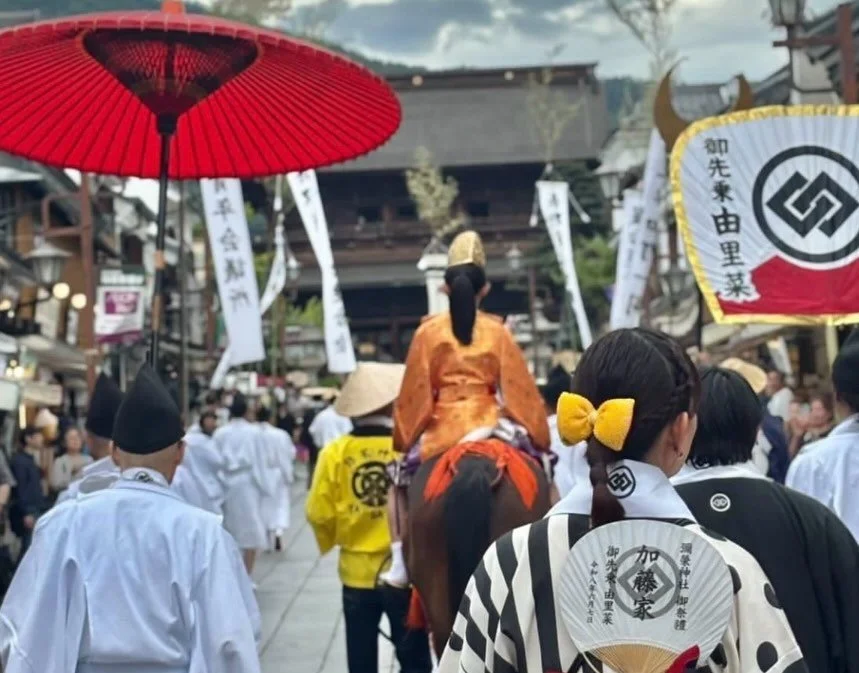 ながの祇園祭 御祭礼屋台巡行が開催されました🏮

6月7日、長野市で、
ながの祇園祭 御祭礼屋台巡行が開催され、
善光寺表参道は多くの人で賑わいました✨

今年は猛暑対策として例年より1か月早い開催となり、
さらに歴史上初となる女性のお先乗りが誕生🐴✨

お先乗りとは、年番町より神の代理として選ばれた稚児のこと。
神が乗り移った稚児が屋台巡行の先頭に立ち、
各町を練り歩くことで夏の疫病を払うとされる、
ながの祇園祭の大切な役目です。

その大役を、幸の湯familyで仲良くさせてもらっている