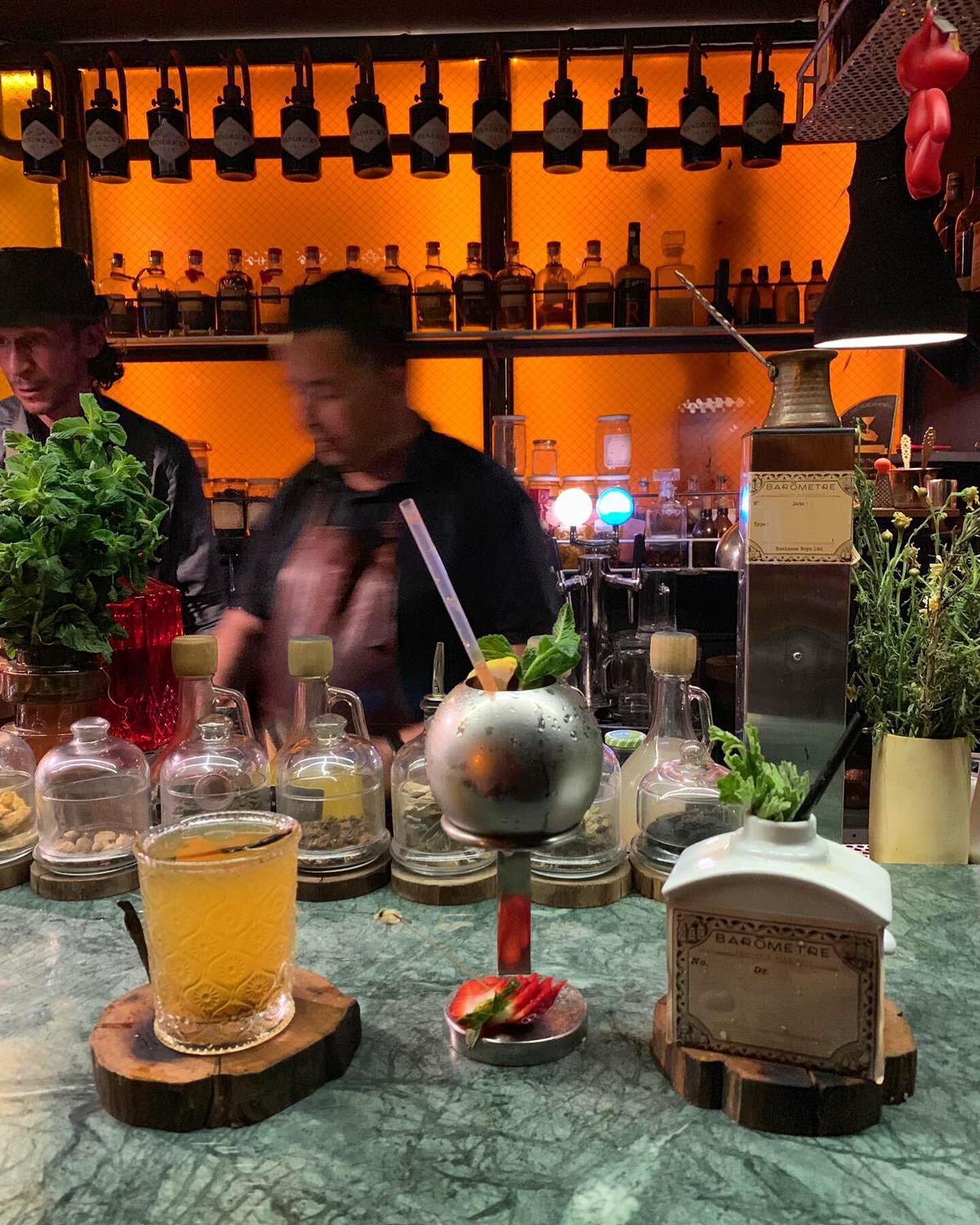 Cheers to open borders! Can&rsquo;t wait to toast with friends again soon, inshallah.
🍹
I never imagined to find such an impressive cocktail lounge in Marrakech! Thanks to @craftcocktailkitchen for setting up this delicious treat. 
.
.
.
.
#mumtazma