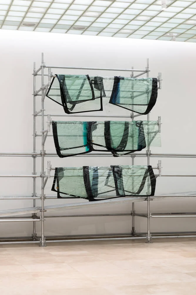 "Ok”, 2018. Parabrisas quebrados sobre estructura de andamios. Foto por Teresa Fischer