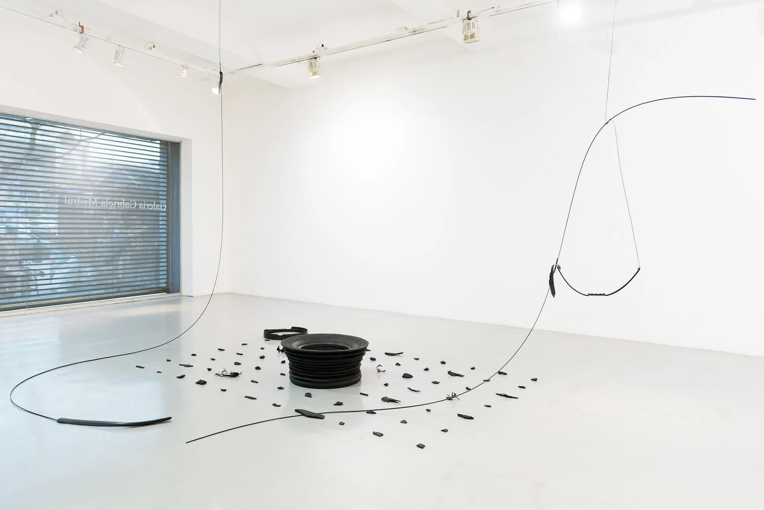 “Indeterminado orden #2: vago”, 2016. Cables, caucho, mango de balde, neumáticos reventados encontrados en Bogotá (Colombia) y Santiago (Chile). Foto por Teresa Fischer