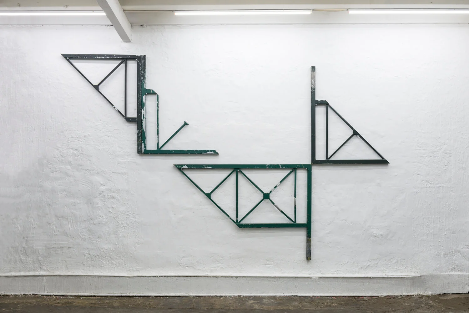 “Lo que limita, ornamenta #1”, 2017. Cuatro rejas de acero esmaltado extraídas de la comuna de Providencia (Santiago, Chile). Foto por Teresa Fischer