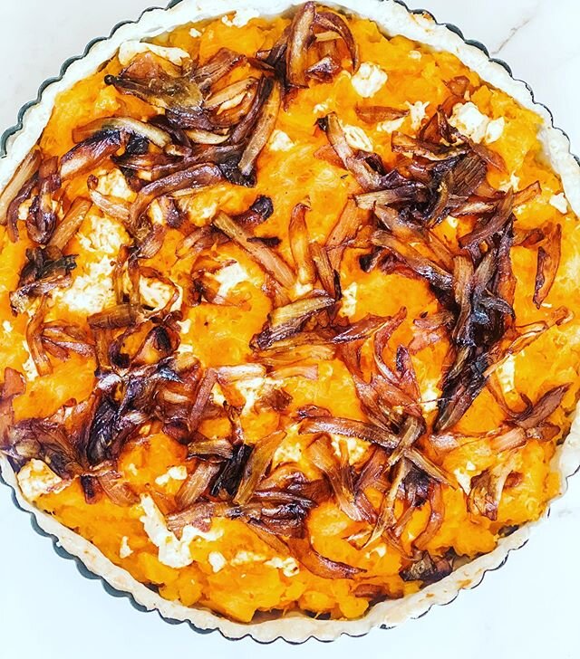 Meat Free Dinner, Pumpkin, Feta &amp; Caramelised Onion Tart. .
.
Cook and mash pumpkin, caramelise onions add some feta and pop in the oven. .
.
Each week the family meal mag has a meat free dinner.  #meatfreemeals #pumpkintart #mealplan #familydinners #easydinners