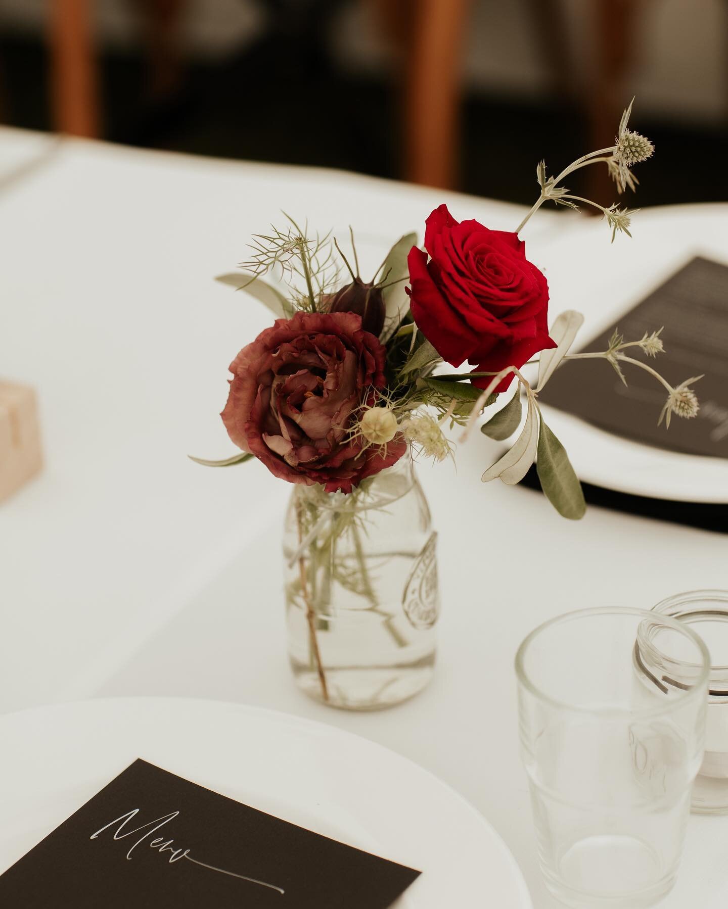 TABLESCAPE &bull; Rustic elements with black accents for a striking yet elegant look. Loving this colour palette that R&amp;C chose for their wedding!⁣
⁣
Floral &amp; hire by Got It Covered⁣
Photos by: @susannahblatchford ⁣
⁣
⁣
#gotitcoverednz #table