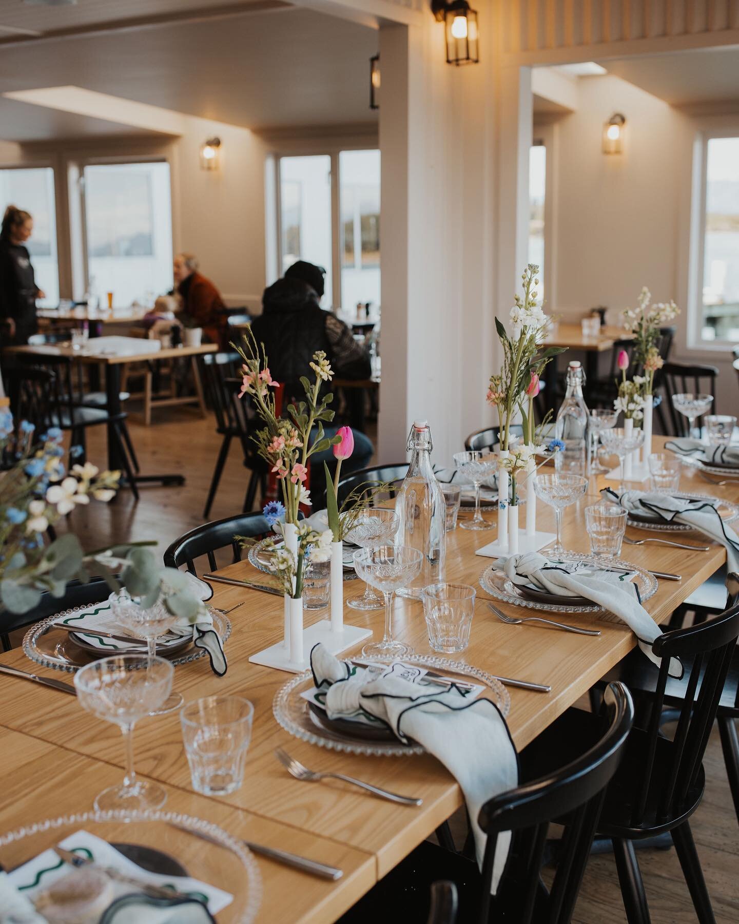 How gorgeous is this wee baby shower table setting! We love seeing how our creative clients use items from our hire collection to style their events. ⁣
⁣
Photography @sophieisabellaphoto⁣
Flora @infullbloom_nz⁣
Hire @gotitcoverednz⁣
Linen @tble__line