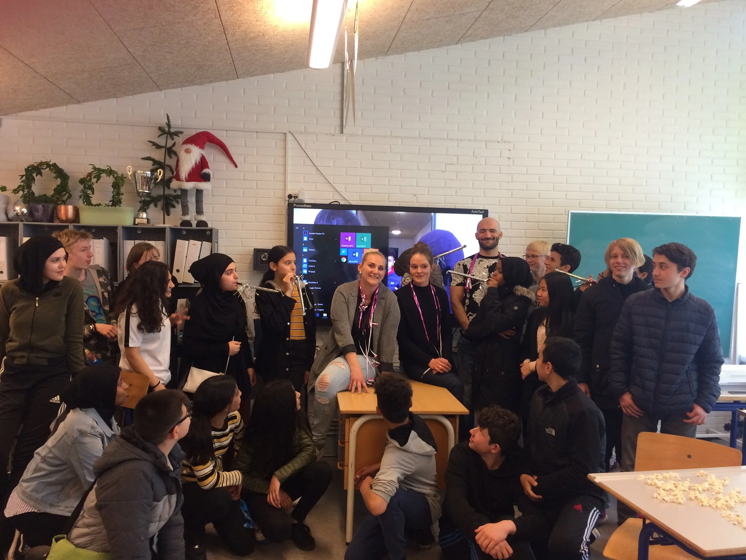 Her har vi et gruppebillede af alle eleverne og os fra Gellerup Filmværksted: projektkoordinator Sidsel Østergaard, projektleder: Josephine marie Bülow og filmarbejder Cihad Ata.