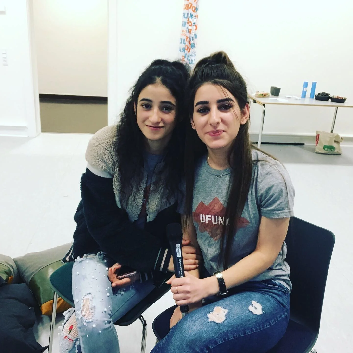 Her på billedet ses to af dem der deltog i interviews og quiz-spørgsmål. De to piger er fra Syrien, og er en del af initiativet ‘Kultur Akademiet for piger’. Det er et projekt, hvor unge flygtningepiger mødes i UngdomsKulturhuset med danske frivilli…