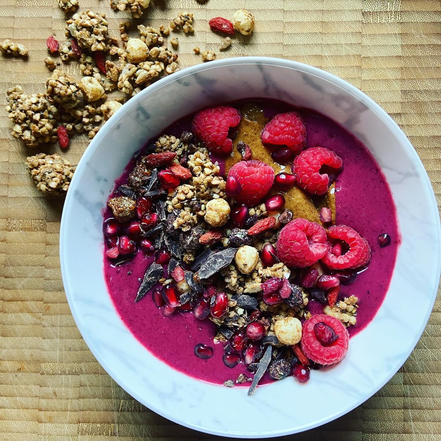 Berry bliss with buckwheat granola and a smidge of dark chocolate, seriously scrummy. 😋 

#smoothiebowls #retreatfood #retreatlifestyle #feelgoodfoodie #feelgoodchef #retreatchef #ukretreat #northdevonfood #devonfoodie #wellnessfoodies
