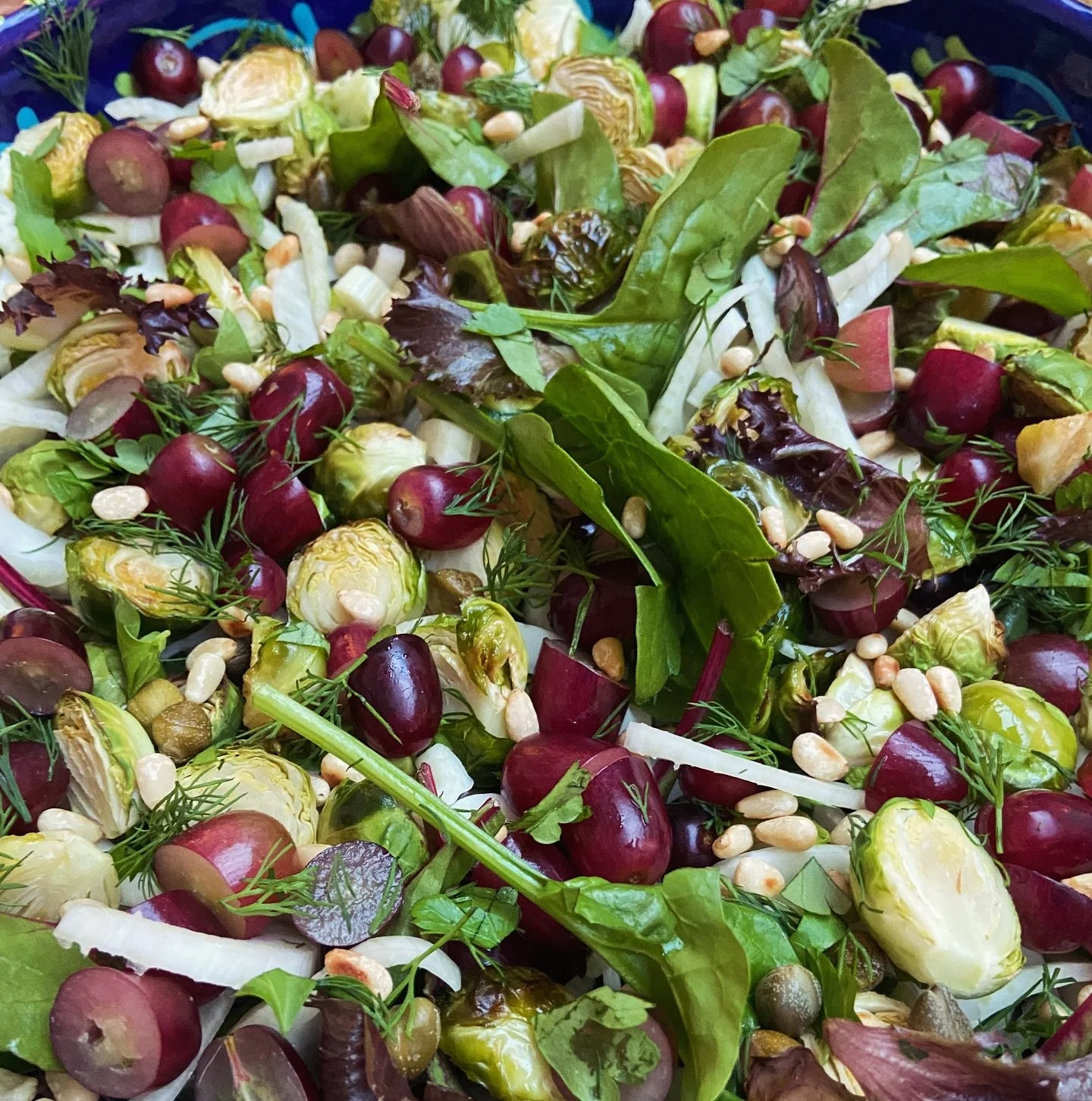 Oooh I do love a roasted sprout! Autumn salad goodness with toasted pine nuts &amp; fennel yummmm!😋

#saladheaven #brusselsprout #sproutlove #brusselsproutsalad #saladinspo #veggiegoodness #vegetarian #eatyourgreens #naturallyvegan #veganfood