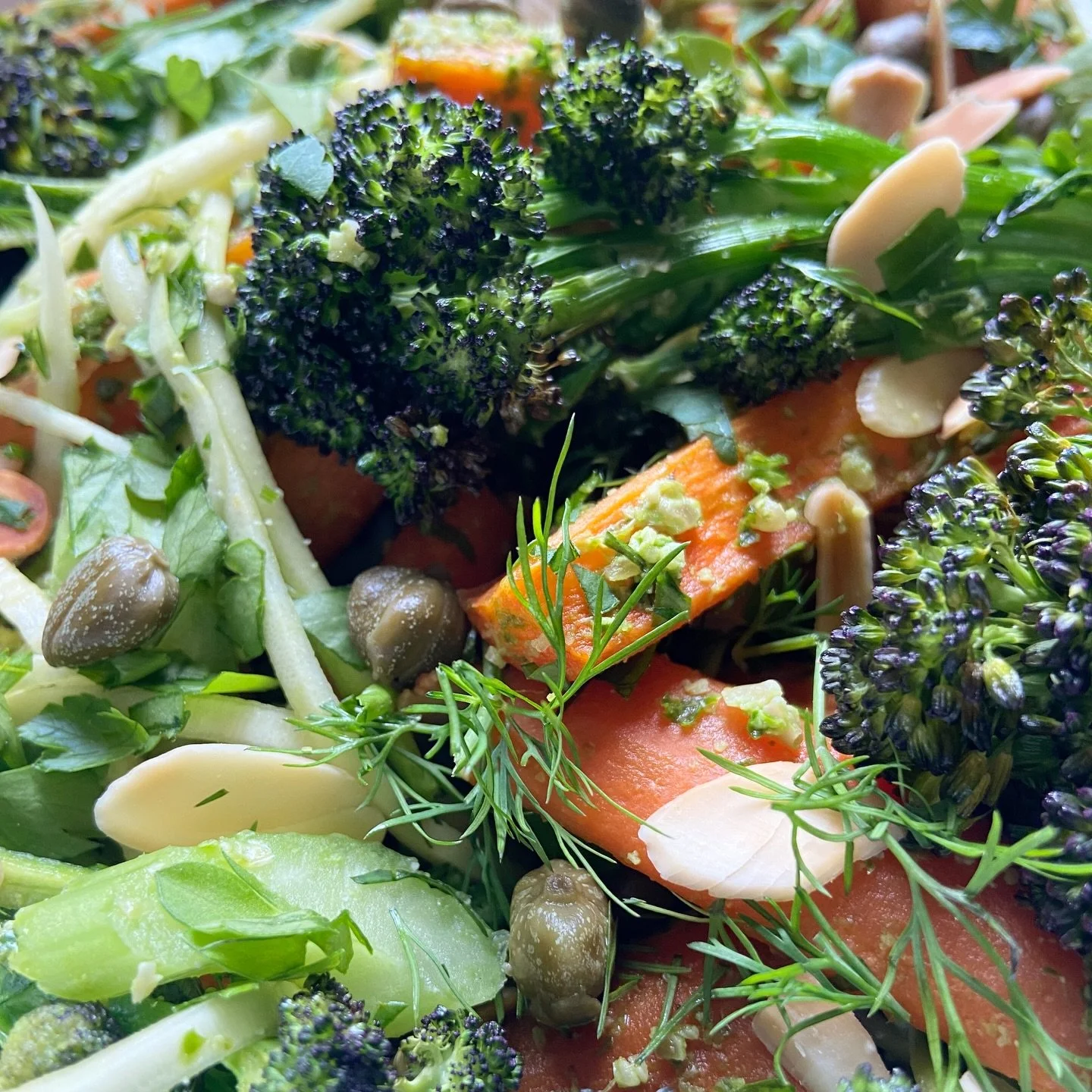 Roasted carrots &amp; broccoli, lemon kale &amp; sunflower seed pesto, celery, courgette, capers with fresh herbs &amp; toasted almonds. Happy Friday! 😋

#feelgoodfriday #northdevonfood #retreatchef #braunton #northdevonyoga
