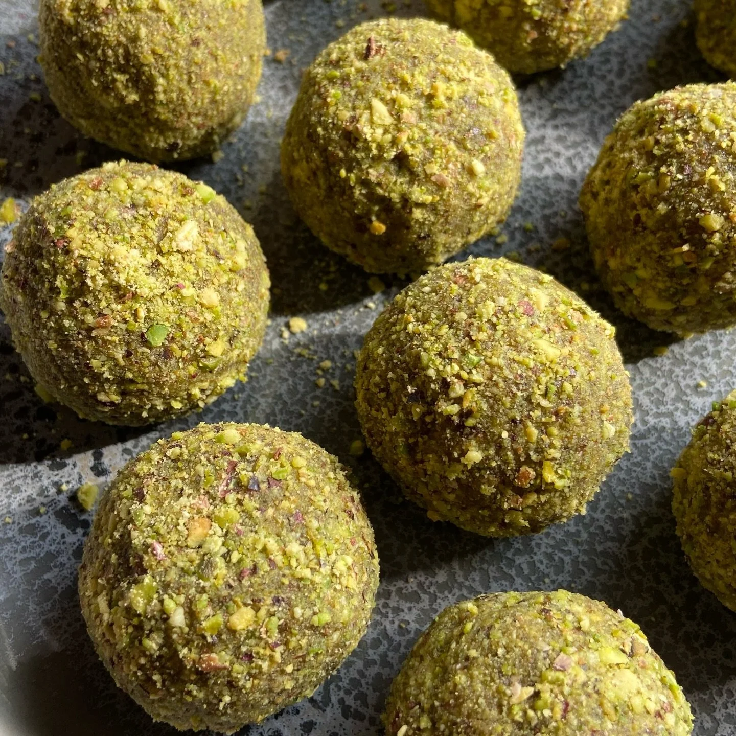 Happy Monday! 🍋Our lemon &amp; pistachio bliss balls.. zingy, creamy goodness perfect for pre or post exercise.. or just a scrummy snack.😋

#retreatfood #blissballs #northdevondeli #northdevonfitness #northdevonyoga