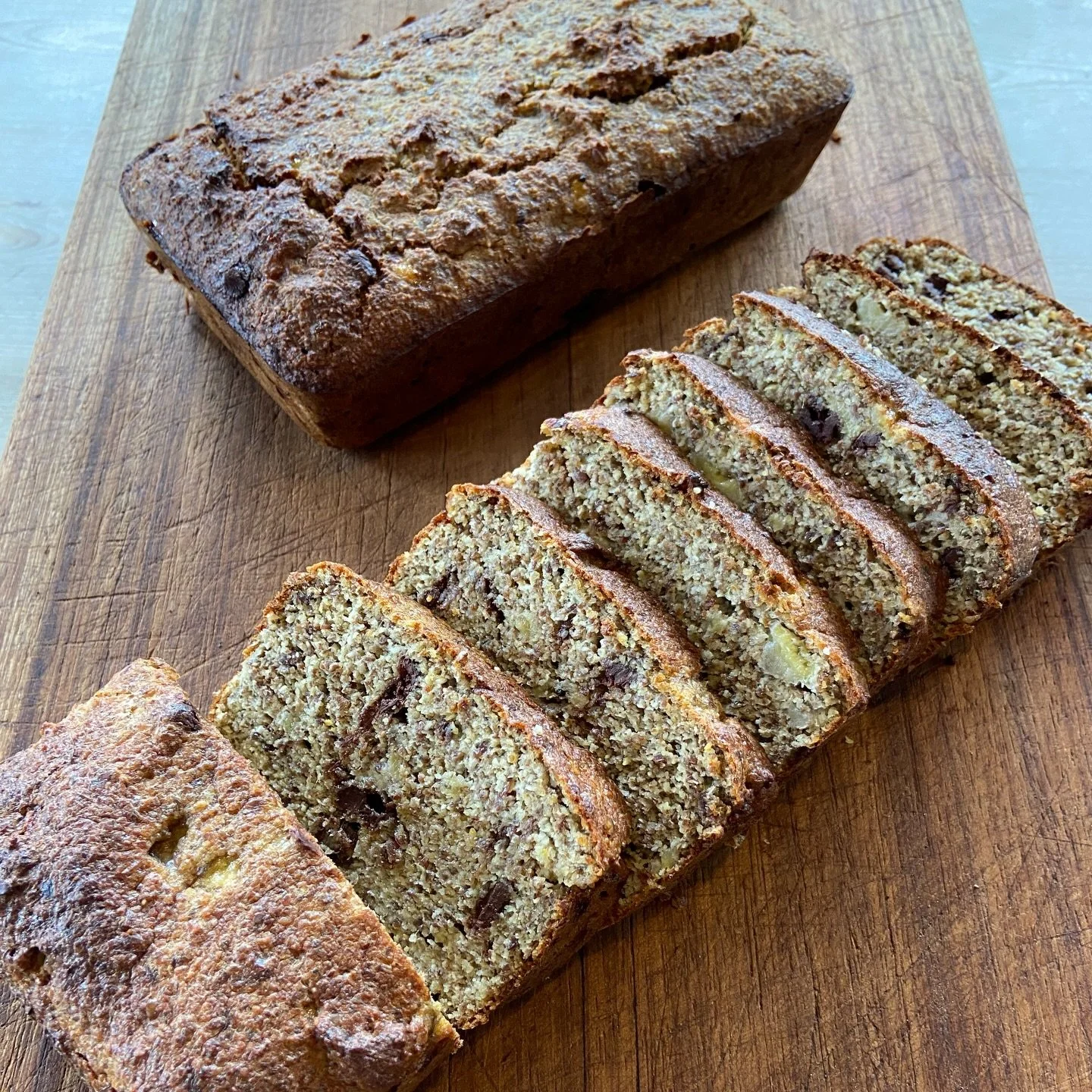 Our Chunky Monkey Loaf has been oooh&rsquo;d by retreat guests since we started. Served straight up with chunks of banana, 78% chocolate, made with ground almonds, ground flax and a smidge of maple syrup. Gluten free YUM! 😋 

#sundaycake #glutenfree