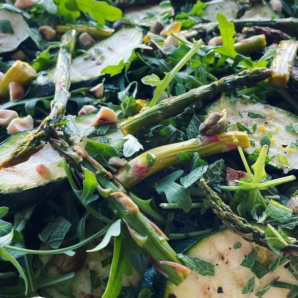 Spring is here! ☀️ Asparagus, rocket,charred courgette, capers, lemon &amp; hazelnuts. 😋

#springsalad #saladinspo #retreatchef #braunton #northdevonfood