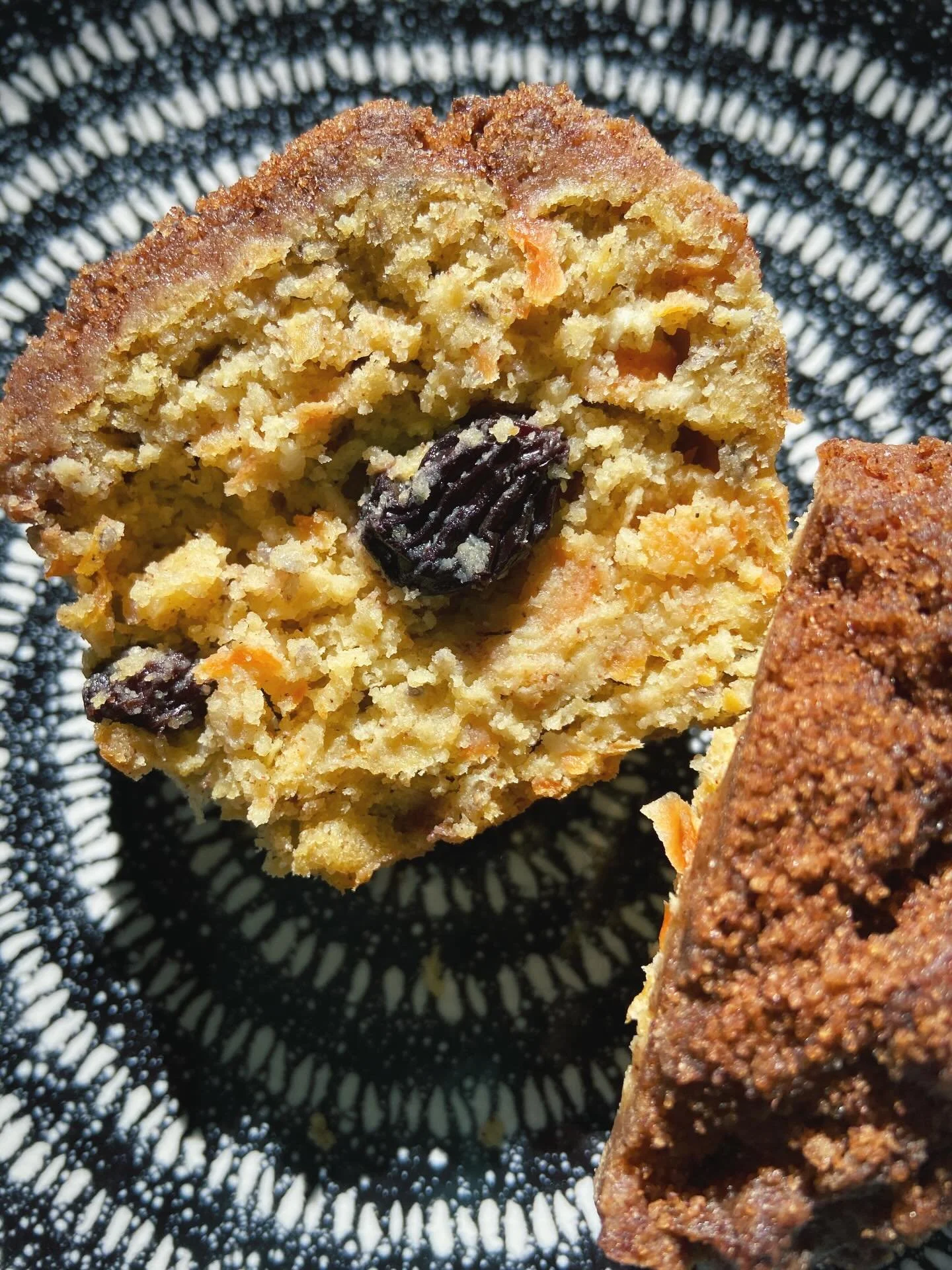 Not just any carrot &amp; apple muffin.. a buttery cinnamon crumble topping, juicy jumbo raisins, coconut, chia seeds, almomds, coconut oil, spices and maple. Gluten free and seriously moorish. 😋

#gardeningbreak caketime #glutenfreecake #northdevon