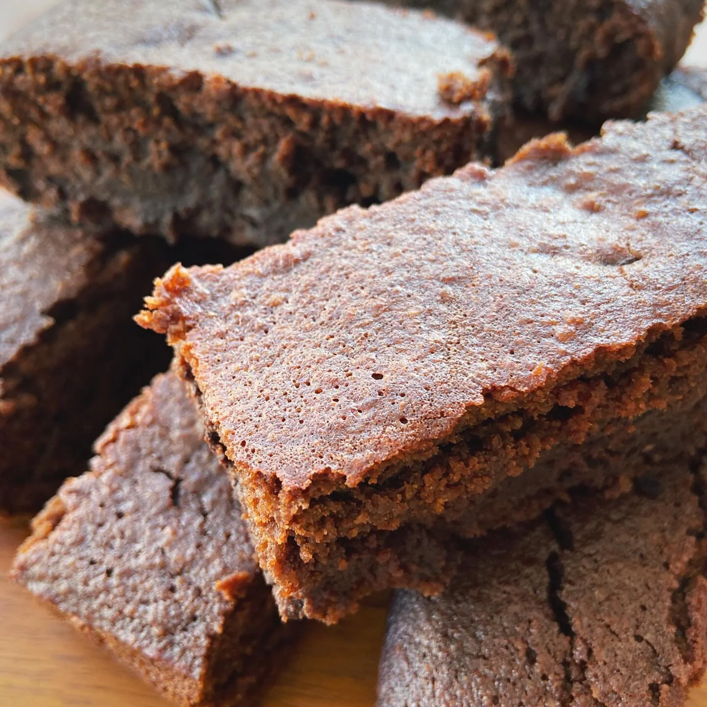 About the brownie.. orange buttery fudgey goodness, organic cacao, ground almonds, chunks of 78% Ugandan chocolate sweetened with organic coconut sugar. Gluten free and seriously yum. 😋 

#glutenfreecake #northdevonliving #northdevondeli #glutenfree