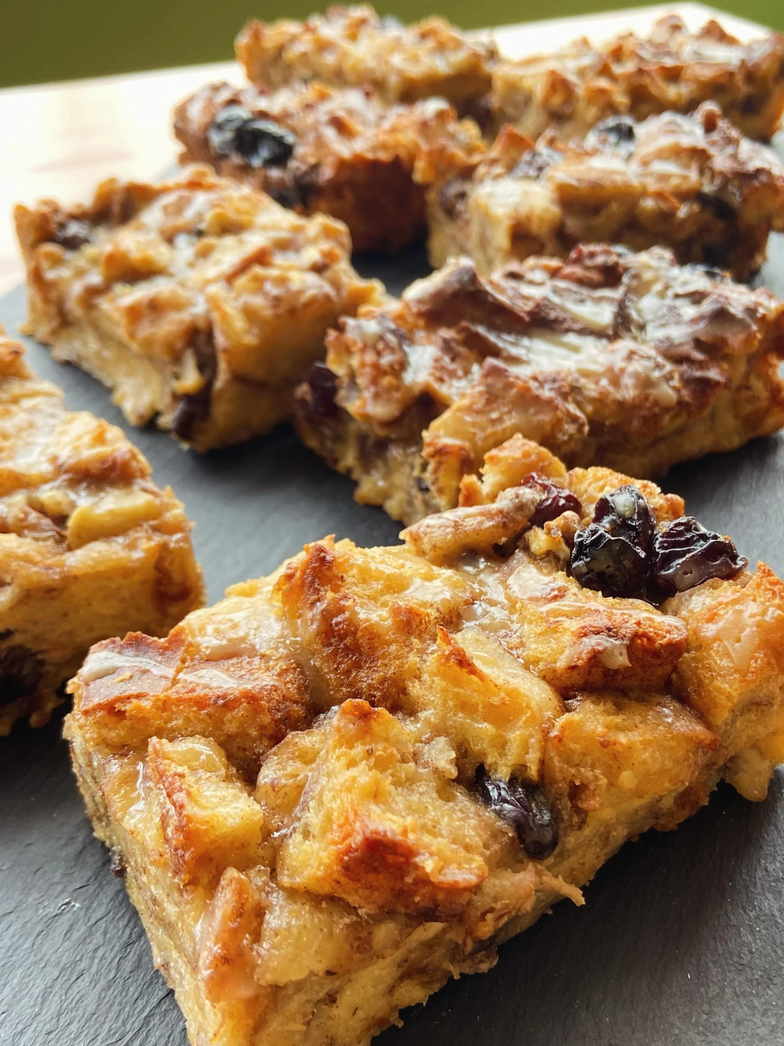 Bun &amp; Butter Pud.. yesterday&rsquo;s sourdough cinnamon buns, when you didn&rsquo;t think they could be more moorish.. with walnuts &amp; jumbo raisins.😋

#braunton #cinnamonbuns #northdevon #northdevondeli #breadandbutterpudding
