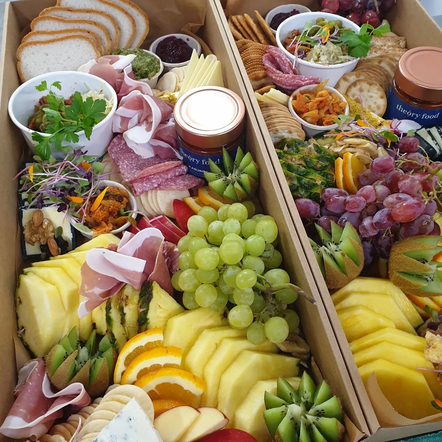 Nibbly lunchbox platters 🌼🥕🥐🫒🍞