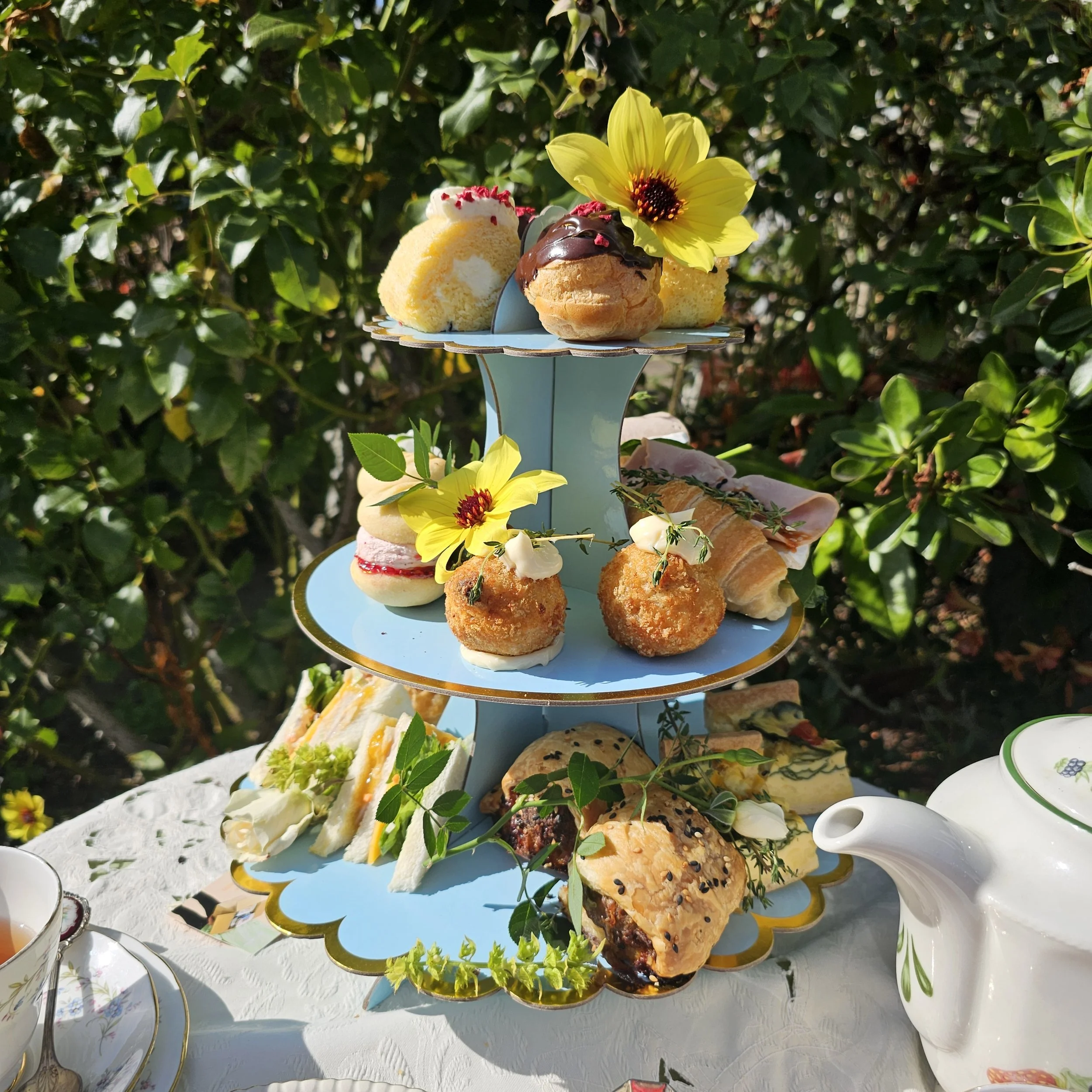 Takeaway high tea set