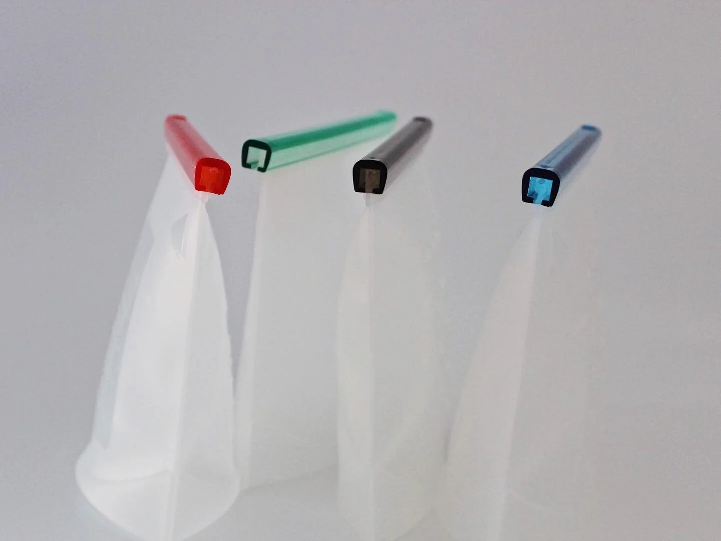 Check out these awesome reusable silicon bags from @kiva.world ❤️💚🖤💙 I&rsquo;m currently using one to hold makeup and another to hold oils, a jade roller and a gua sha ! These can be used to store food and pretty much anything else.  I love how th