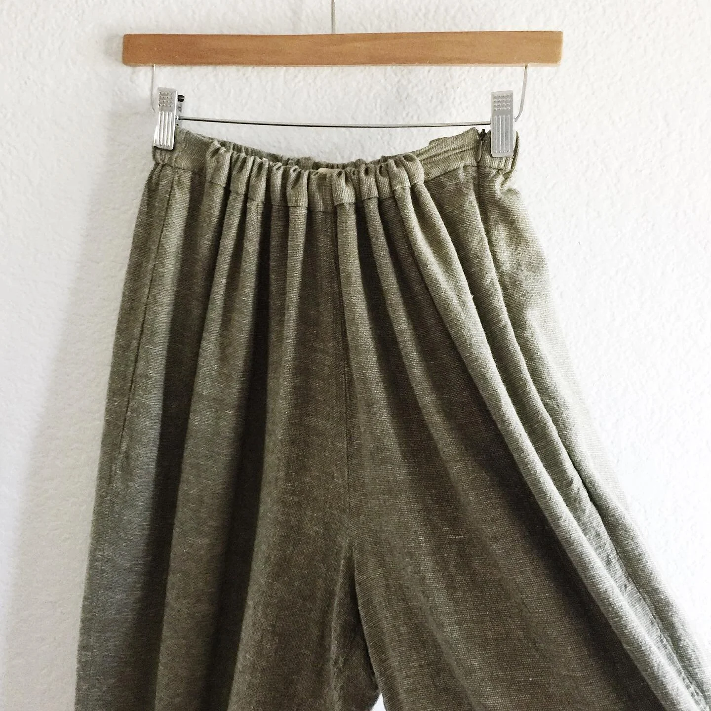 I love altering clothes to fit my size. It makes thrifting a lot easier!! 🙌🏻😊
.
.
.
.
.
.

#sustainablefashion #ecofashion #ethicalfashion #secondhand #preloved #ethicalclothing #ethicalstyle #fashion #fashionrevolution #sustainableclothing #slowf