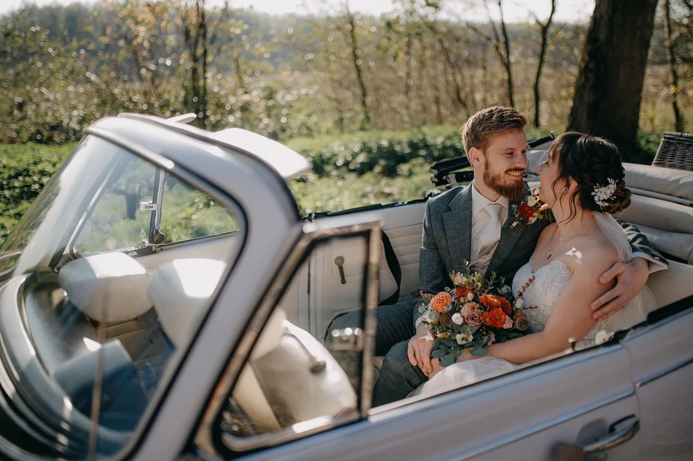 Afgelopen zaterdag was een perfecte herfstdag vol zon - en dat is behoorlijk uitzonderlijk wanneer je eind oktober trouwt.
Halleluja, weer een trouwdag zonder regen! ♥️🥰
Dit stralende bruidspaar stapte vol enthousiasme in een witte cabrio ke