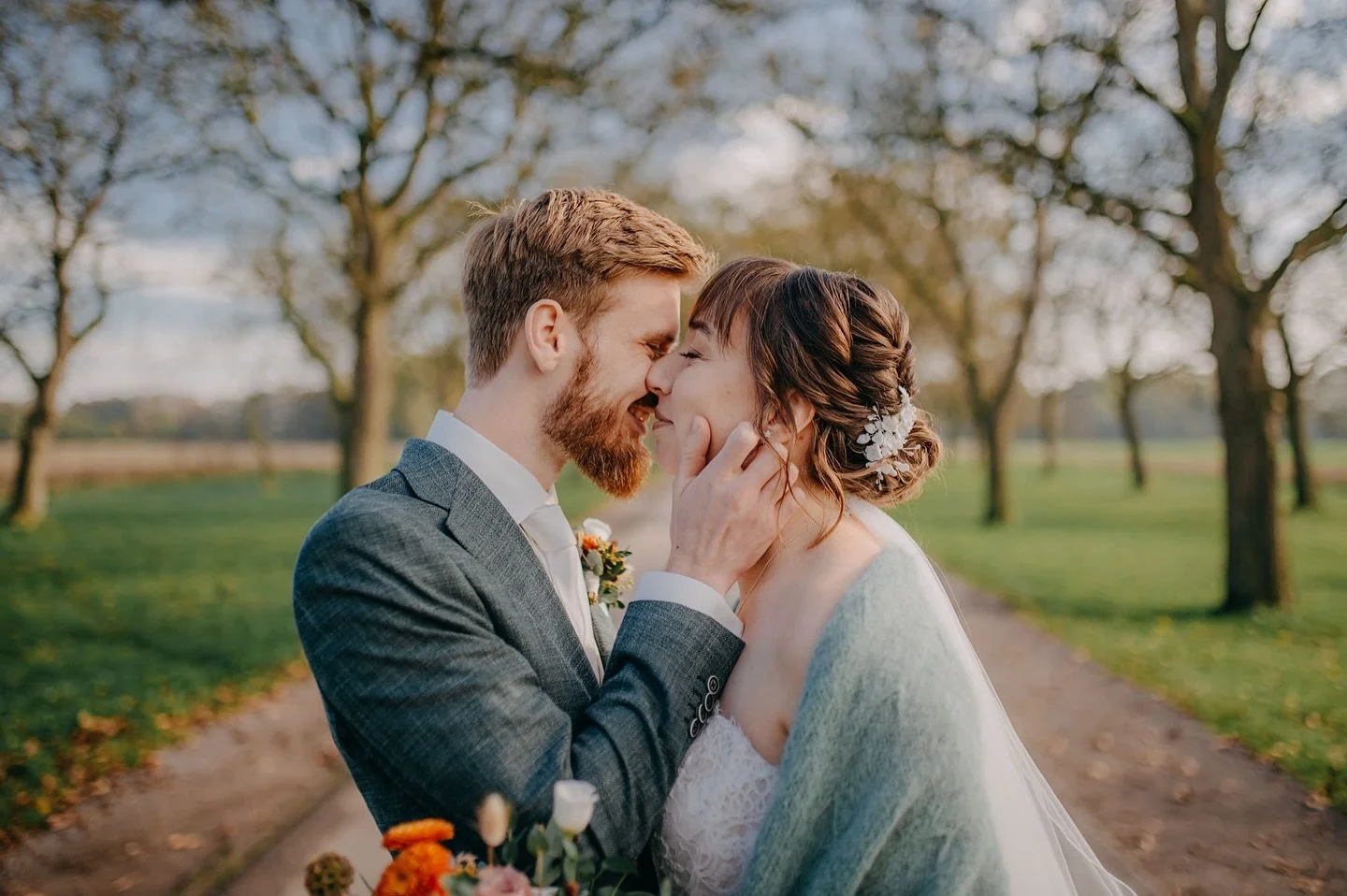 Een van mijn favoriete opdrachtjes tijdens de shoot: de ‘net niet’ kus! 
Naast wandelen, kletsen, elkaar laten schrikken (soms dan) knuffelen en dan… nét doen alsof je gaat zoenen. Het levert altijd spontane glimlachen en la