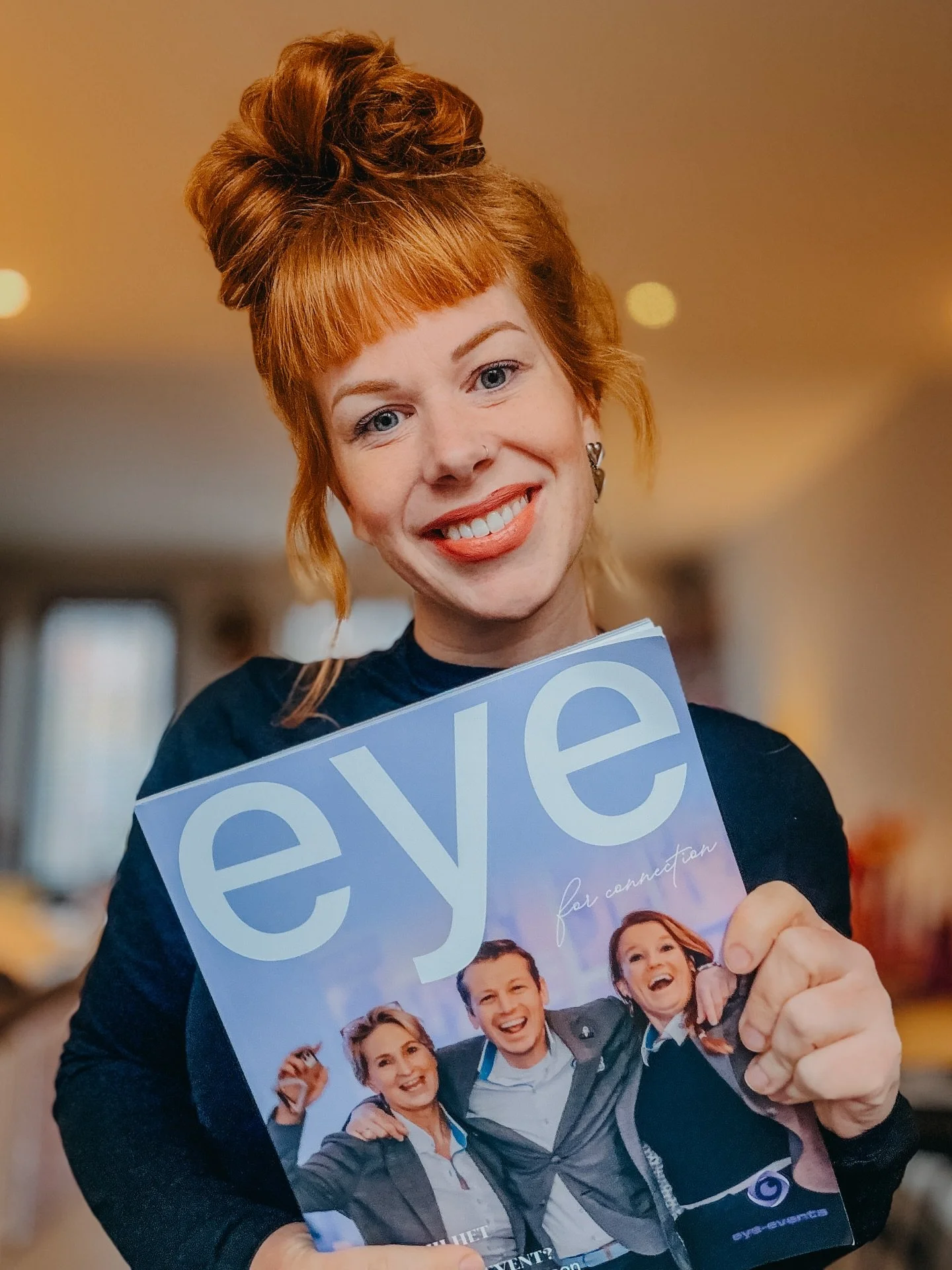 ✨ Even een trots momentje &eacute;n een gezicht achter de camera ✨

Ik sta niet vaak op mijn tijdlijn, maar voor deze foto maakte ik graag een uitzondering.
Want dit magazine dat ik hier vasthoud, daar zit een stukje van mijn werk in waar ik echt bli