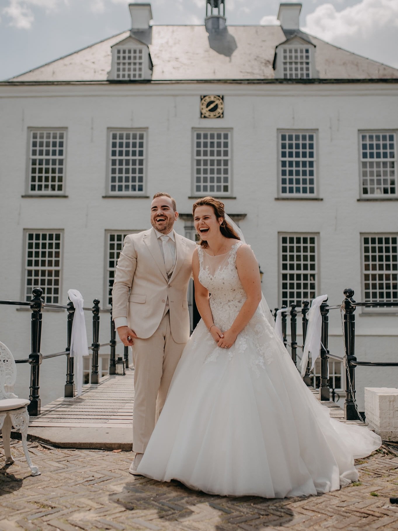 ✨ De grote dag van Maaike &amp; Roy ✨
De ochtend begon relaxed met make-up door de altijd gezellige Erika / @mybridesnl 💄. Daarna de first look in de tuin van @maaike.mertens moeder &ndash; zenuwen, een grote glimlach en meteen de eerste happy tears