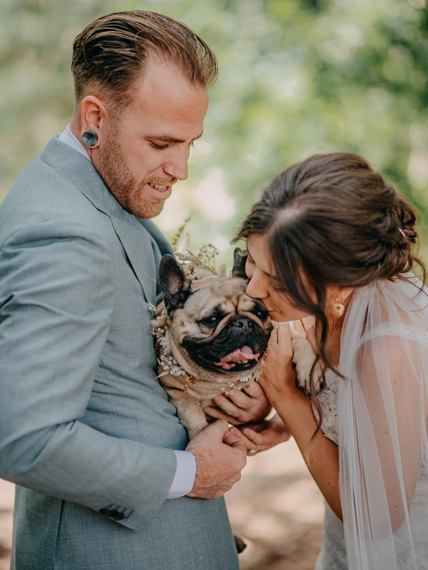 Vijf jaar geleden leerde ik Sparky kennen tijdens een loveshoot. Haar baasjes wilden toen vooral foto&rsquo;s m&eacute;t haar, omdat zij gewoon &eacute;cht onderdeel is van hun gezin. En eerlijk, ik snapte meteen waarom: Sparky is klein, grappig, aan