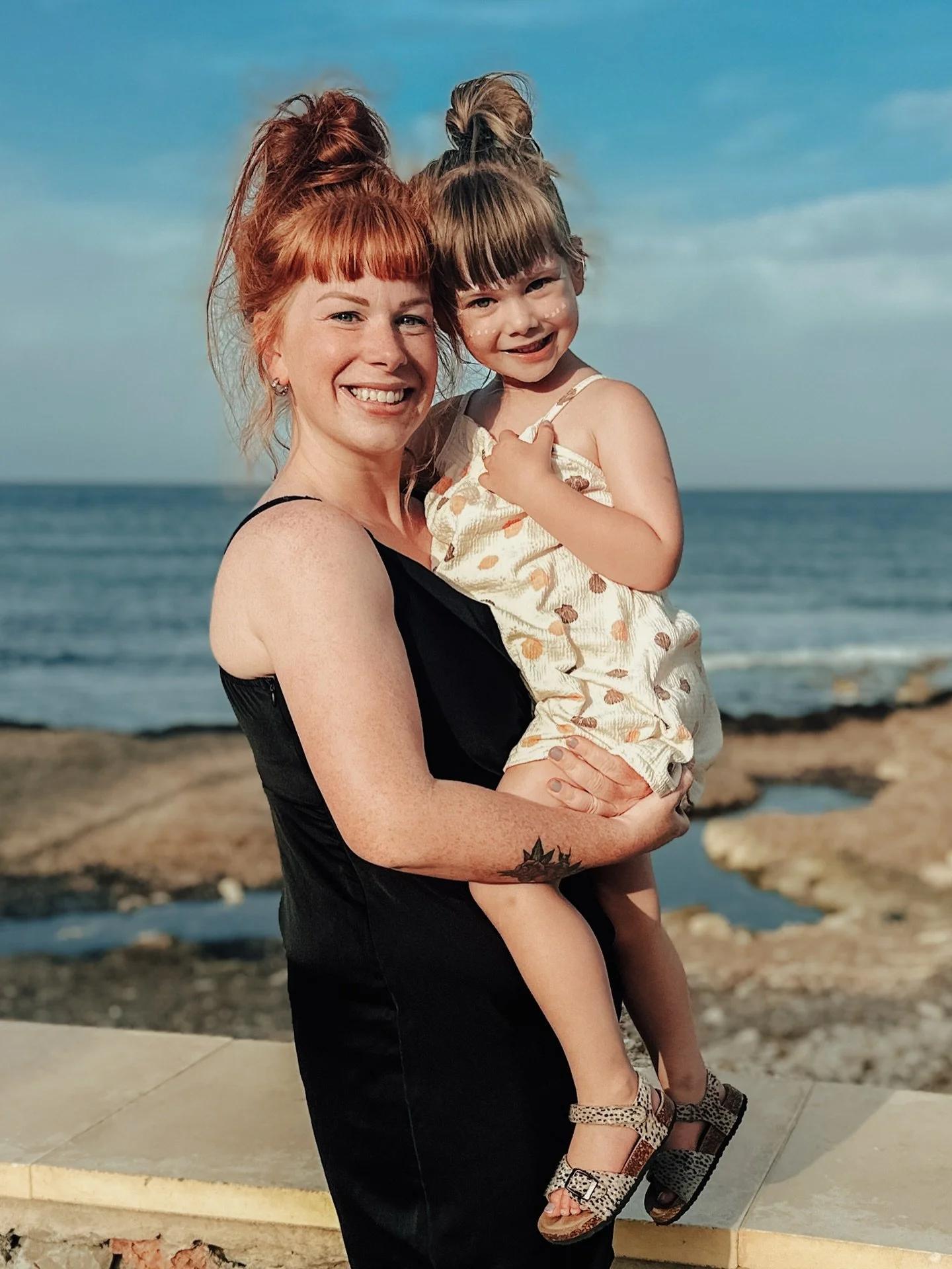 4 jaar geleden begon een nieuw hoofdstuk. 
Met haar komst veranderde alles.

Vandaag is mijn lieve, wijze, gevoelige, grappige, liefhebbende en eigenwijze dochter 4 jaar geworden ❤️&zwj;🔥

Ze kijkt eerst rustig de kat uit de boom, maar als ze je een