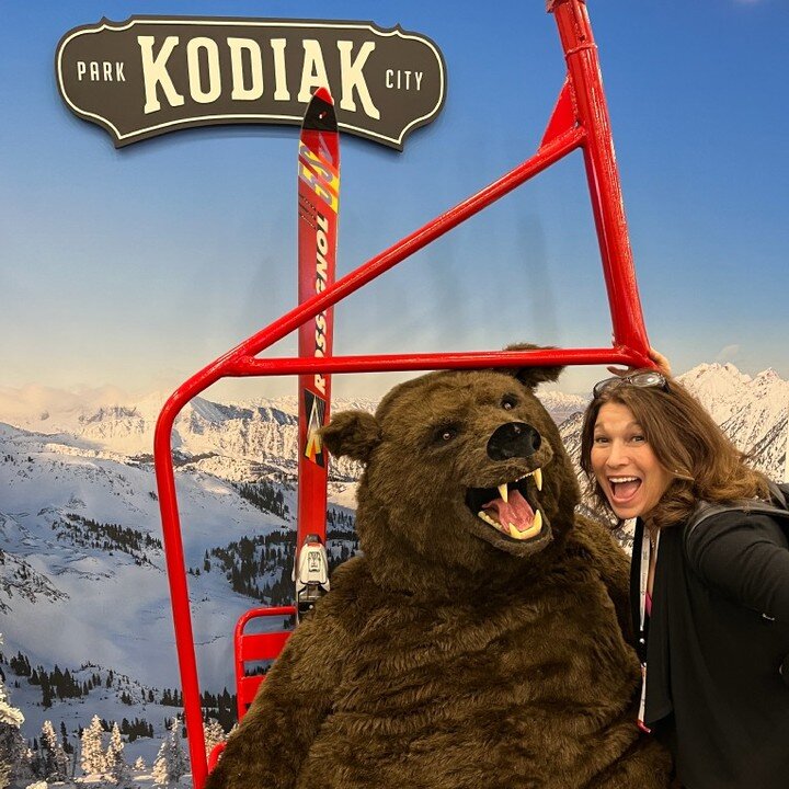 Having a little fun at #expowest2023 with the bear from #kodiakcakes ! #naturalproducts #plantbased #expowest #sparkyourpassion #brandingagency #brandingandmarketing #cpg