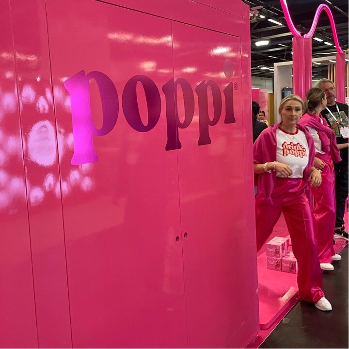 Pink is Poppi-ing ! #pink #magenta #trendalert #expowest2023 #expowest #naturalproducts #plantbased #sparkyourpassion #brandingagency #brandingandmarketing #cpg #drinkpoppi @drinkpoppi