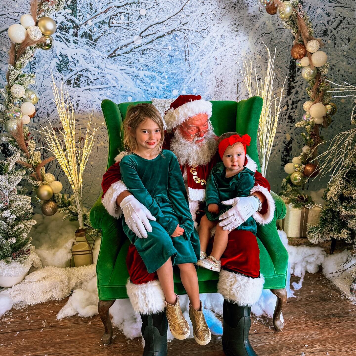 It&rsquo;s hard to believe Santa is on his way in less than a week! 🎅🏼 I have wrapped exactly zero percent of the presents but hoping to change that tonight! How about you? 🎁 The kiddos&rsquo; Christmas outfits are from @hannaandersson. 🎄#lifeinh