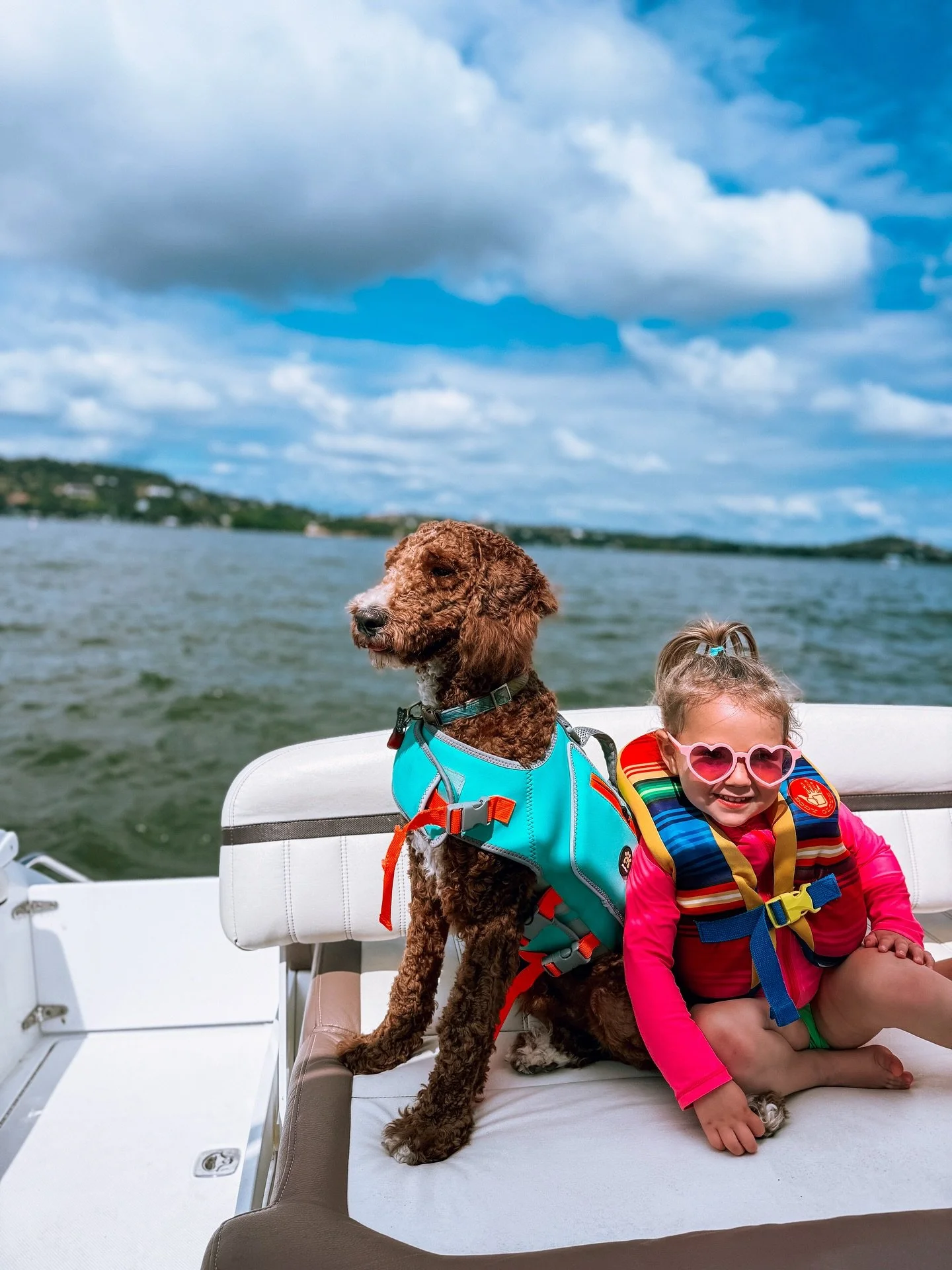 Just a girl teaching her pup boat life. ☀️ 

Trig swam in the lake for the first time last weekend and it&rsquo;s safe to say he&rsquo;s officially a lake puppy. 🐶

#itsstillsummerhere 
&bull;
&bull;
&bull;
#doodlesoftexas #texasdoodles #texasdoodle