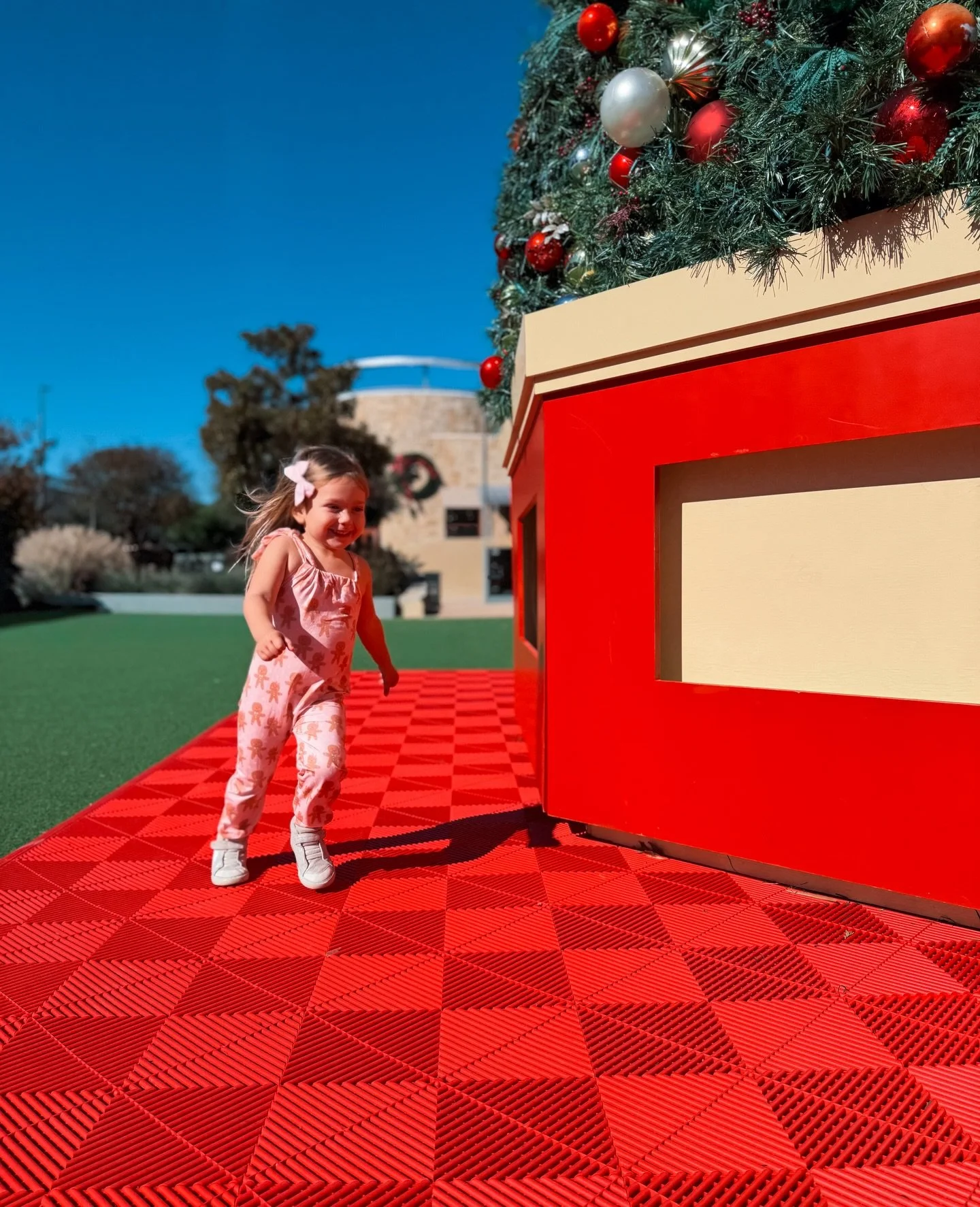 Run, run as fast as you can&hellip; 🏃&zwj;♀️🍪
You might catch the gingerbread man, but you&rsquo;ll never catch Luna in her gingerbread fit. 😊
Powered by Christmakkah chaos, sticky fingers, and zero fear.
Have a sweet weekend friends. ✨