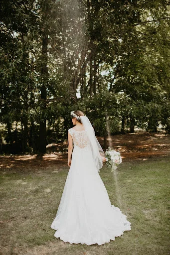 Dress shopping can be one of the most stressful aspects of planning a wedding. With shows like “Say Yes to the Dress” and hundred thousand dollar weddings spreading like wildfire on Pinterest, the pressure is on to find the picture-perfect dress! Here are our top 6 tips to help you make the dress shopping experience a breeze!