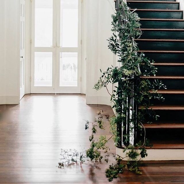 I know I posted a photo of a black staircase recently but this is much more my vibe👌🏼a little less modern a little more class. 🤍
#wedding #weddingvenue #eventvenue #event #staircase #staircasedesign #floraldesign #floral #weddingflowers #classywed